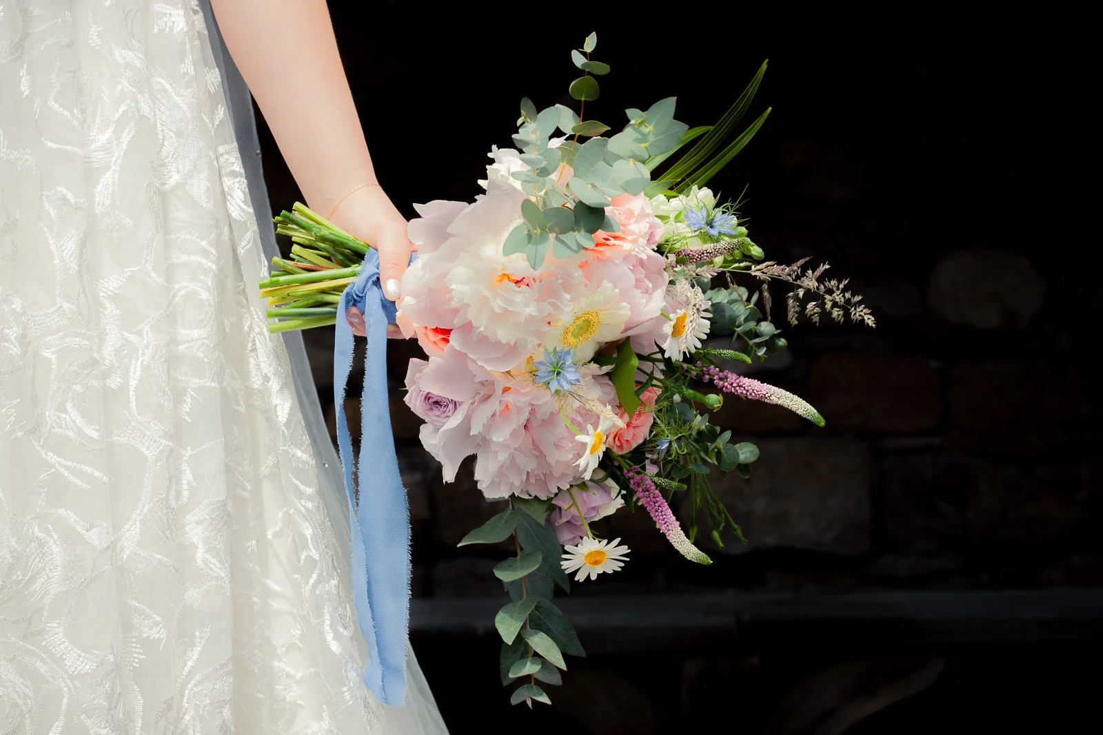 Bouquet_held_to side_0294.jpg
