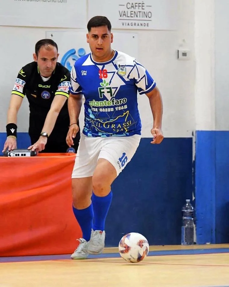 💙 Grazie di tutto, Angelo Maria!

Il nostro cammino insieme, momentaneamente, si chiude qui, ma resta tutto ci&ograve; che hai dato in campo e fuori: impegno, passione e spirito di squadra.

La societ&agrave; e i compagni ti salutano con affetto e t