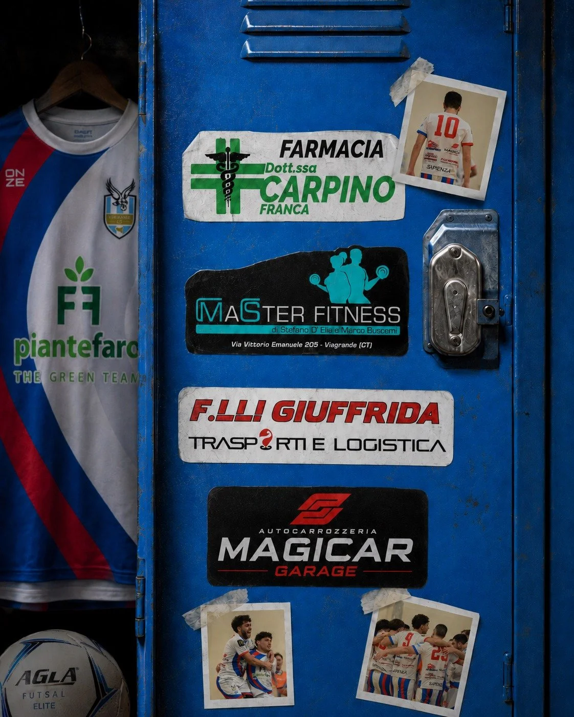 Ogni maglia ha una storia.
Ogni armadietto custodisce fatica, gruppo, sudore e sogni da difendere dentro e fuori dal campo.

Accanto a noi, anche chi sceglie di credere nel nostro percorso: grazie ai nostri sponsor per essere parte della famiglia Via