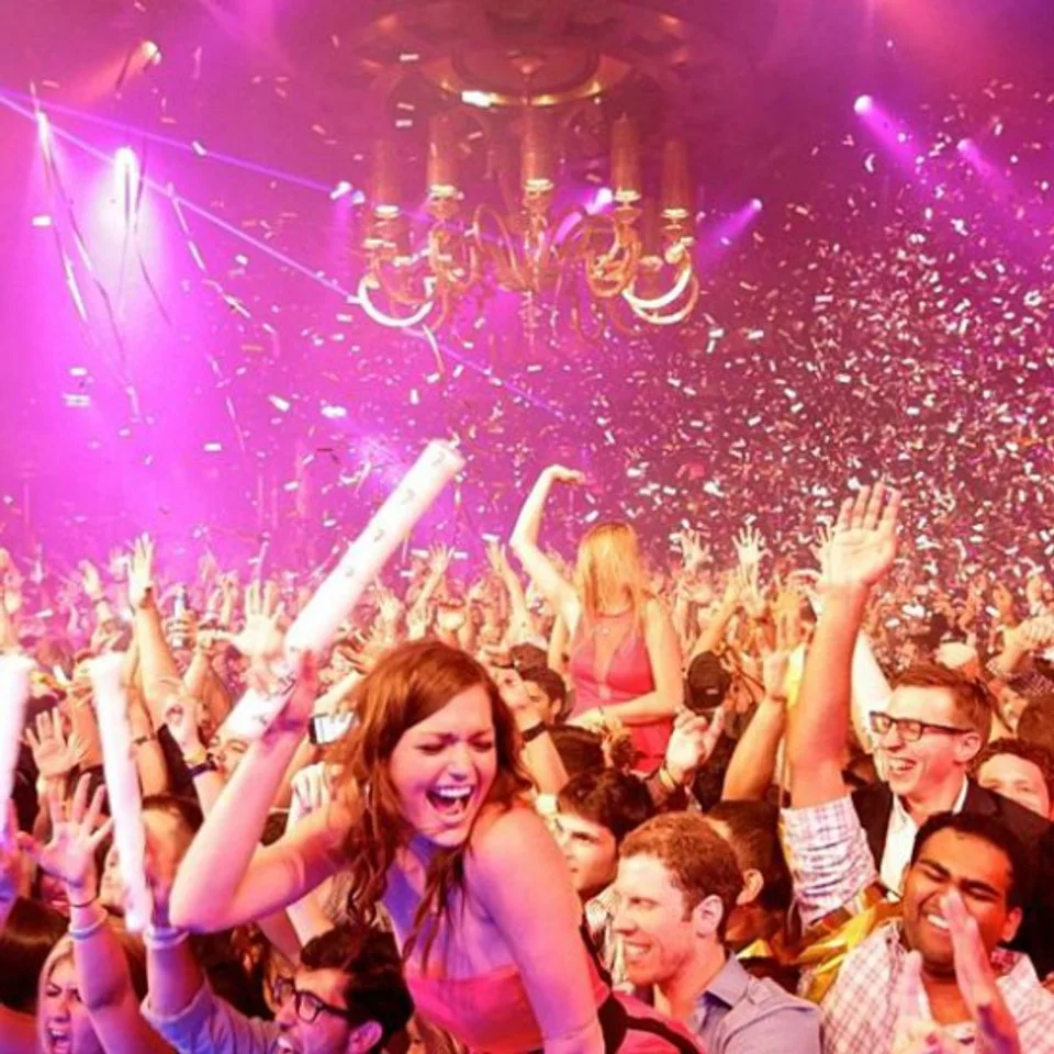 "Calvin Harris: Rise to Fame, Signature Sound, & Key DJ Equipment"