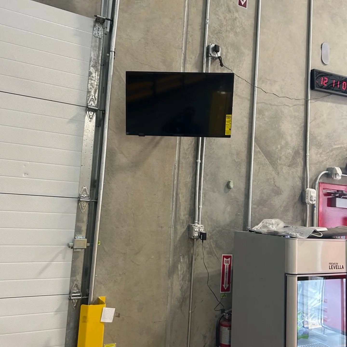 📺💪 Another clean TV mount install complete at an Amazon facility!
Precision, safety, and durability all in one&mdash;these screens are up and ready to keep operations running smooth.

No loose wires, no shortcuts&mdash;just professional work that s