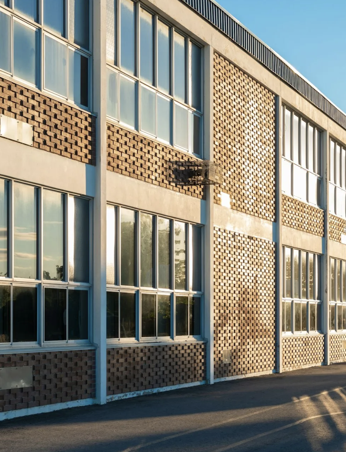 Energy-efficient HVAC system in a school building