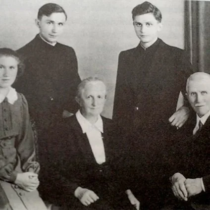 Retrato de la familia Ratzinger (con Joseph Ratzinger de pie a la derecha). Fuente: Catholic News Service. Uso no comercial, sin alteraciones.
