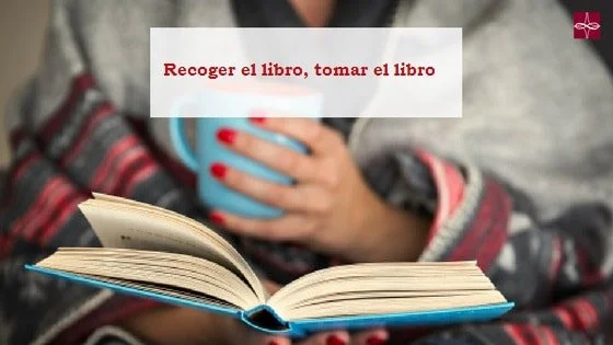Recoger el libro, tomar el libro