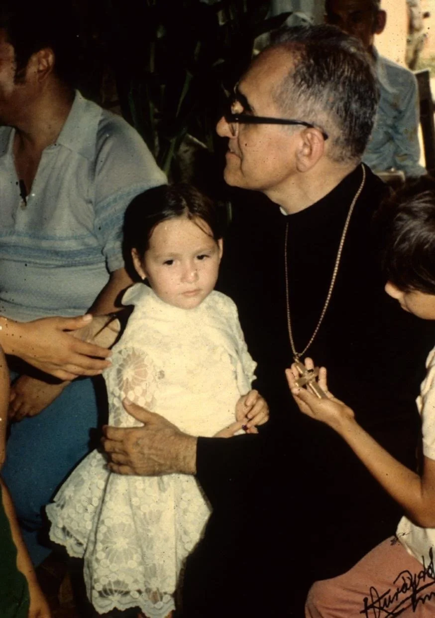 Óscar Romero con su pueblo/ Dominio público