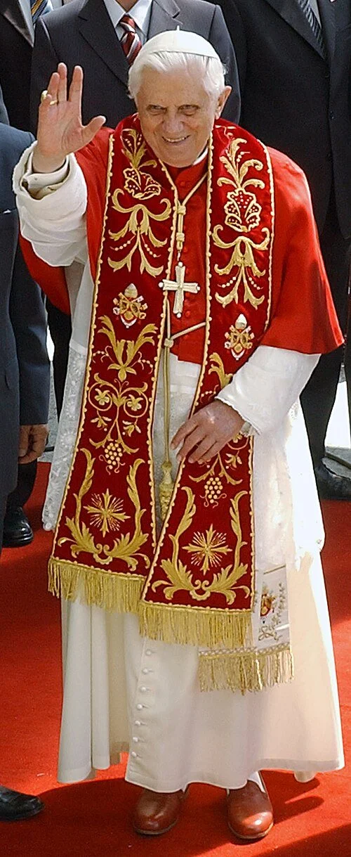 El Papa Benedicto XVI saludando a los fieles. Fuente: Wikimedia Commons. Uso no comercial, sin alteraciones.
