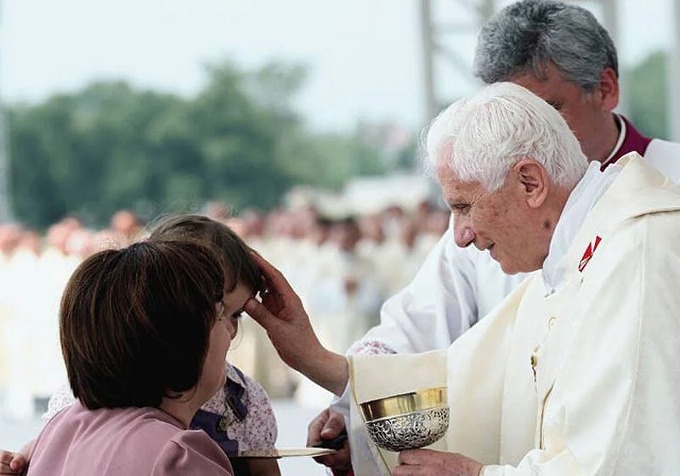 El Papa Benedicto XVI dando una bendición durante la comunión en Zagreb. Fuente: Wikimedia Commons. Uso no comercial, sin alteraciones.