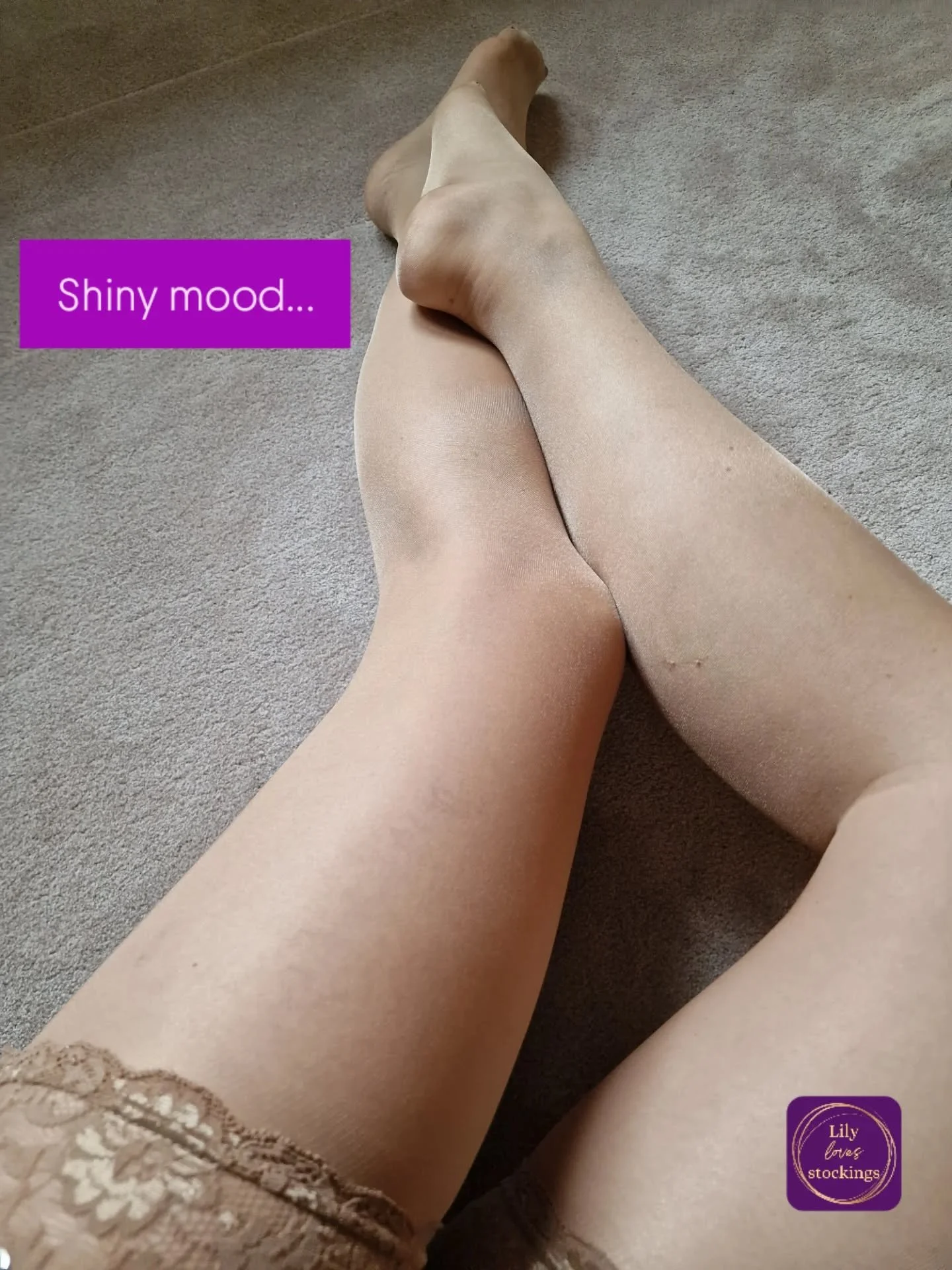 My last weeks and also the next months were/will be very busy. Thus less time here on Instagram, but every once in a while I can show you my nylon choices of the day.

Today, some nice lace welt and glossy texture.

Have a good week, 
Yours
Lily 💜 

