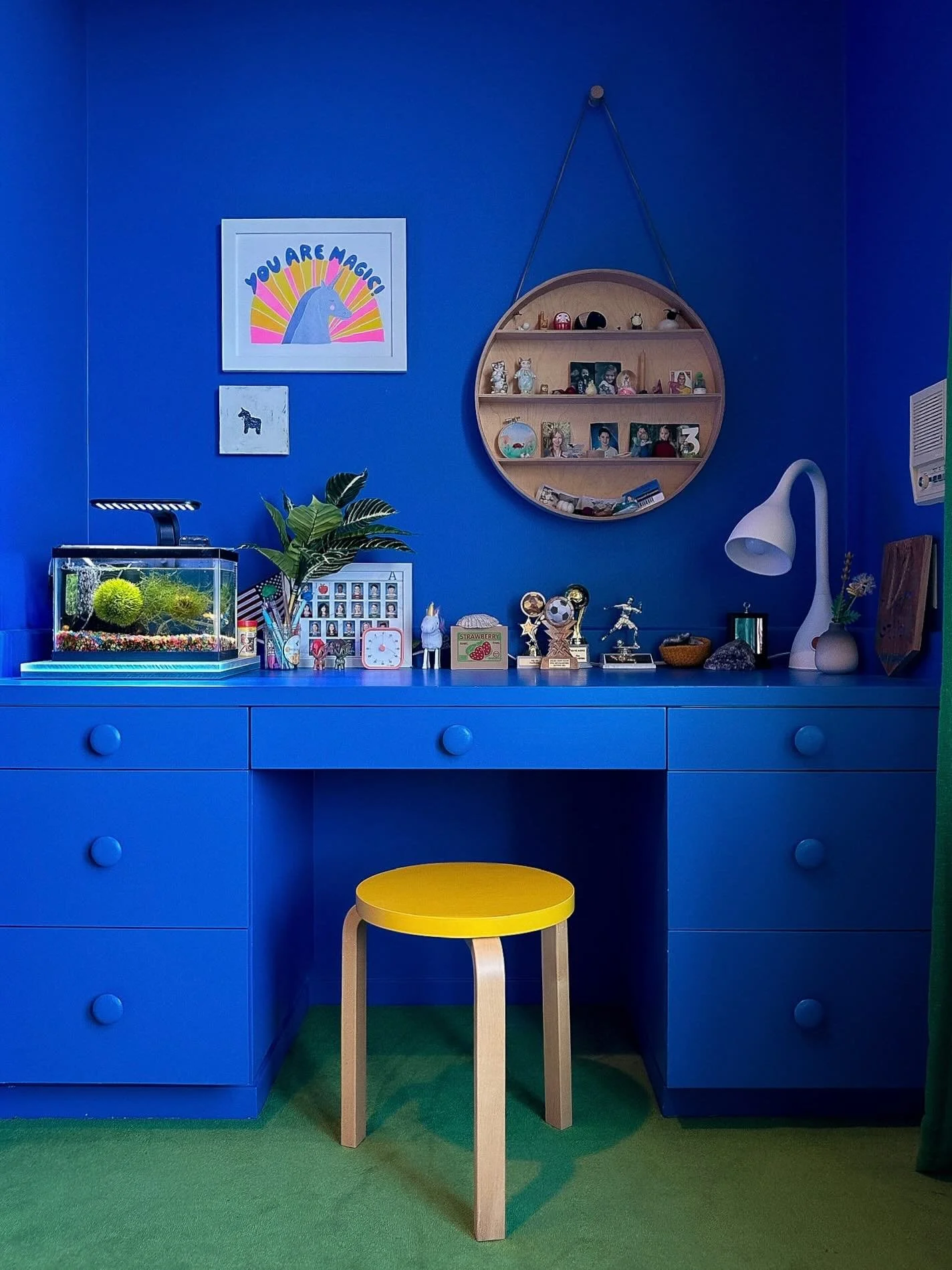 After and Before - the 80s built-in desk refreshed! 

New paint and new pulls give something dated a whole new look. #80smodern #beforeandafterdesign 

📷 @ninasofia