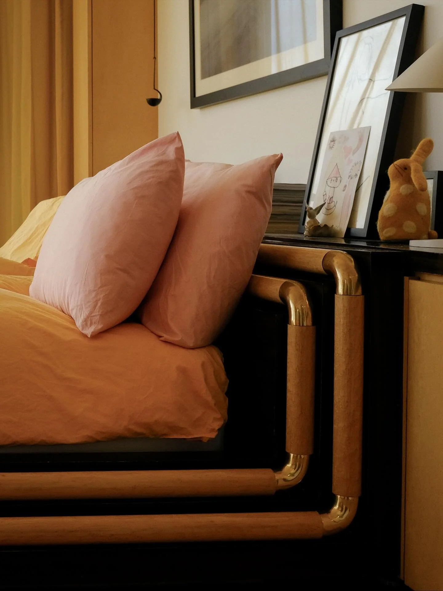 Gold primary bedroom in all its glory ✨
@teklafabrics percale bedding on original Burl and brass built-in bed (1)
@kvadratrafsimons Pilot fabric on vintage 1967 #expochair by @cushupholstery (2) and (3)

📷 by @ninasofia

#expo67 #christensorensen #e