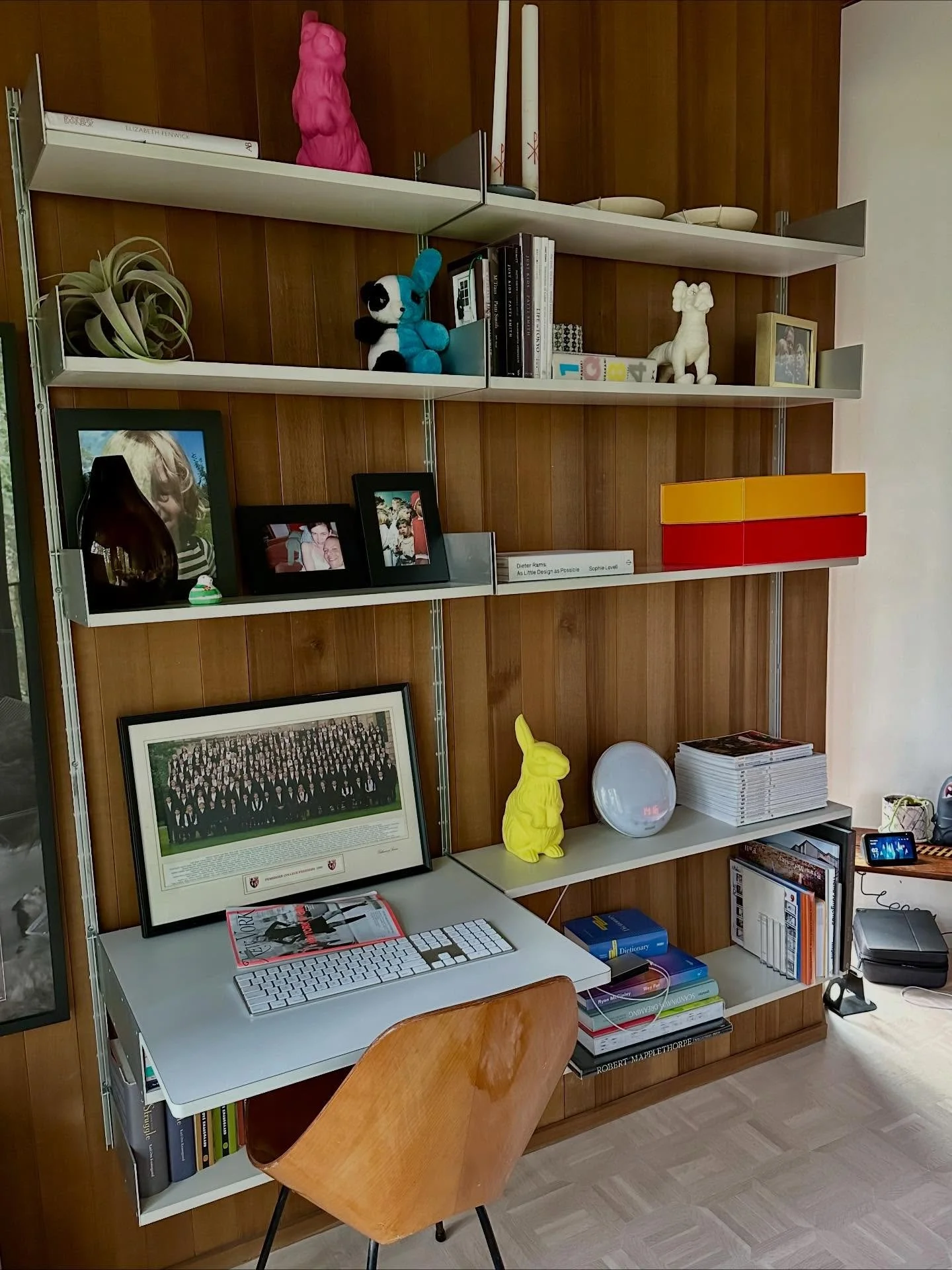 @vitsoe 606 by Dieter Rams is the ultimate shelving system, beautifully designed and endlessly versatile, even for messy kids&rsquo; spaces (last picture)
All from the Arboretum House, more at hjartadesign.com

#vitsoe #vitsoe606