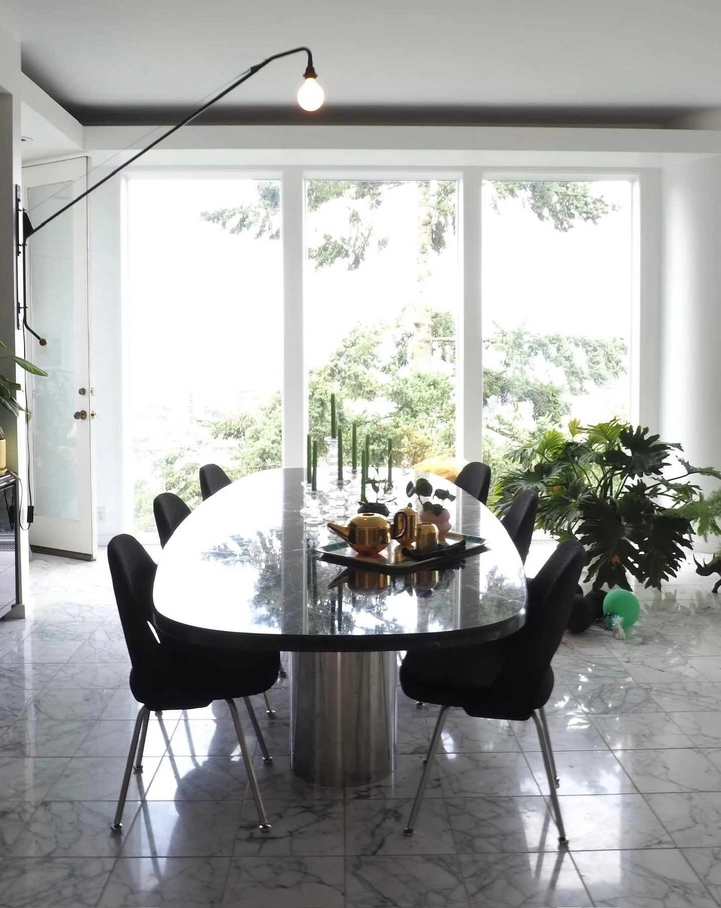 One of my favorite lights: Potence by Jean Prouv&eacute; for @vitra designed in 1950. 

Accompanied by a vintage Verde Alpi marble dining table and Executive chairs by Saarinen for @knoll