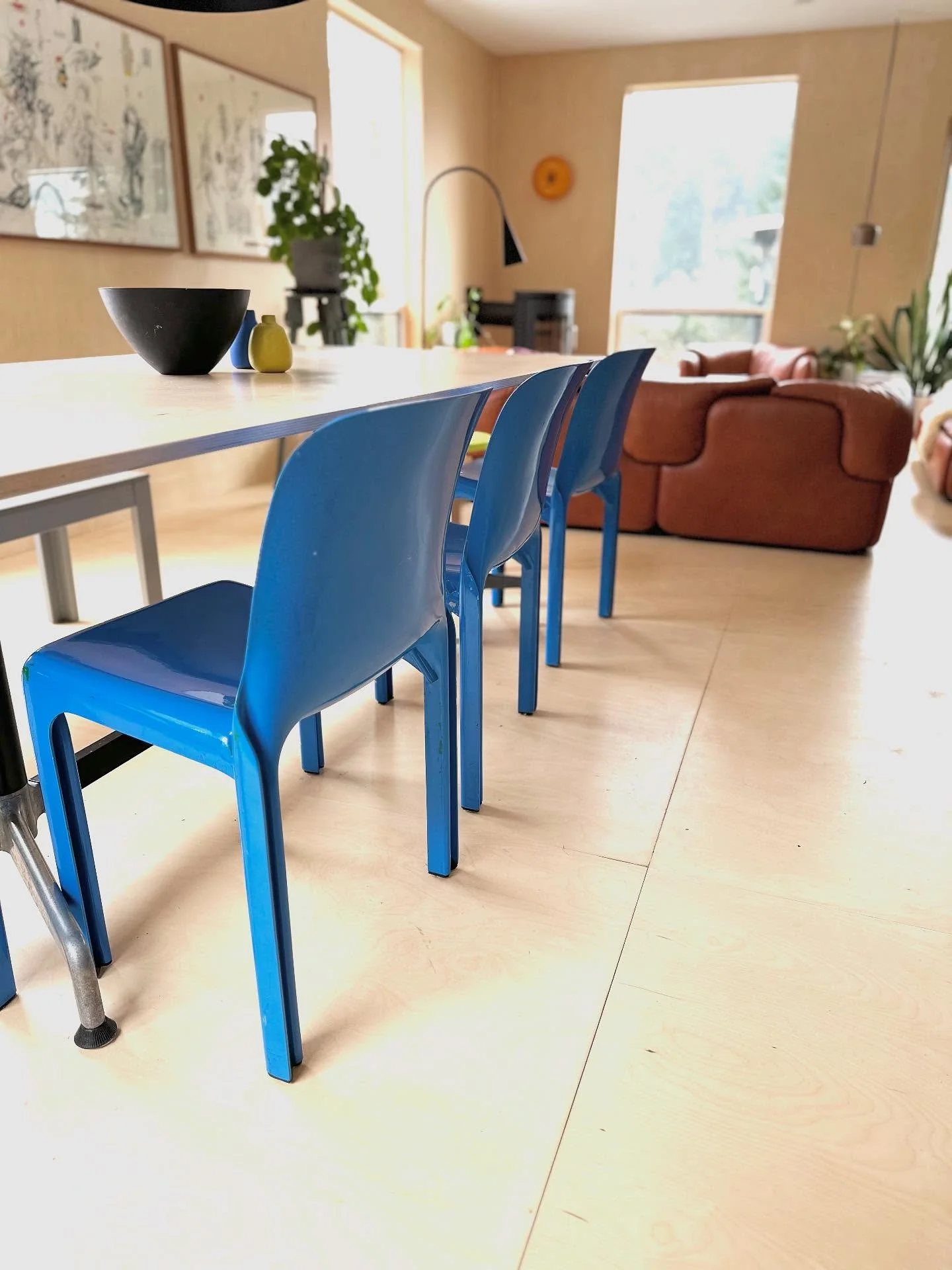 Vintage Blue Selene chairs by #vicomagistretti for Artemide, no longer in production, found at @thegoodmod. 

The bright blue pops the neutral birch plywood-clad interiors of the Scandinavian-inspired Columbia gorge cabin.