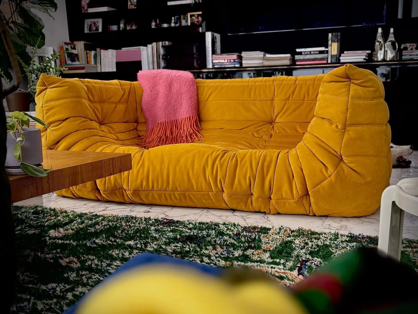 #Togo designed by Michel Ducaroy for @ligneroset in 1973. 

Despite what you&rsquo;ve heard, it&rsquo;s a design classic that works just as well in an #80smodern as in a 1977 treehouse. 

Arboretum house 📸 by Justin Jones, @jonesmediashop