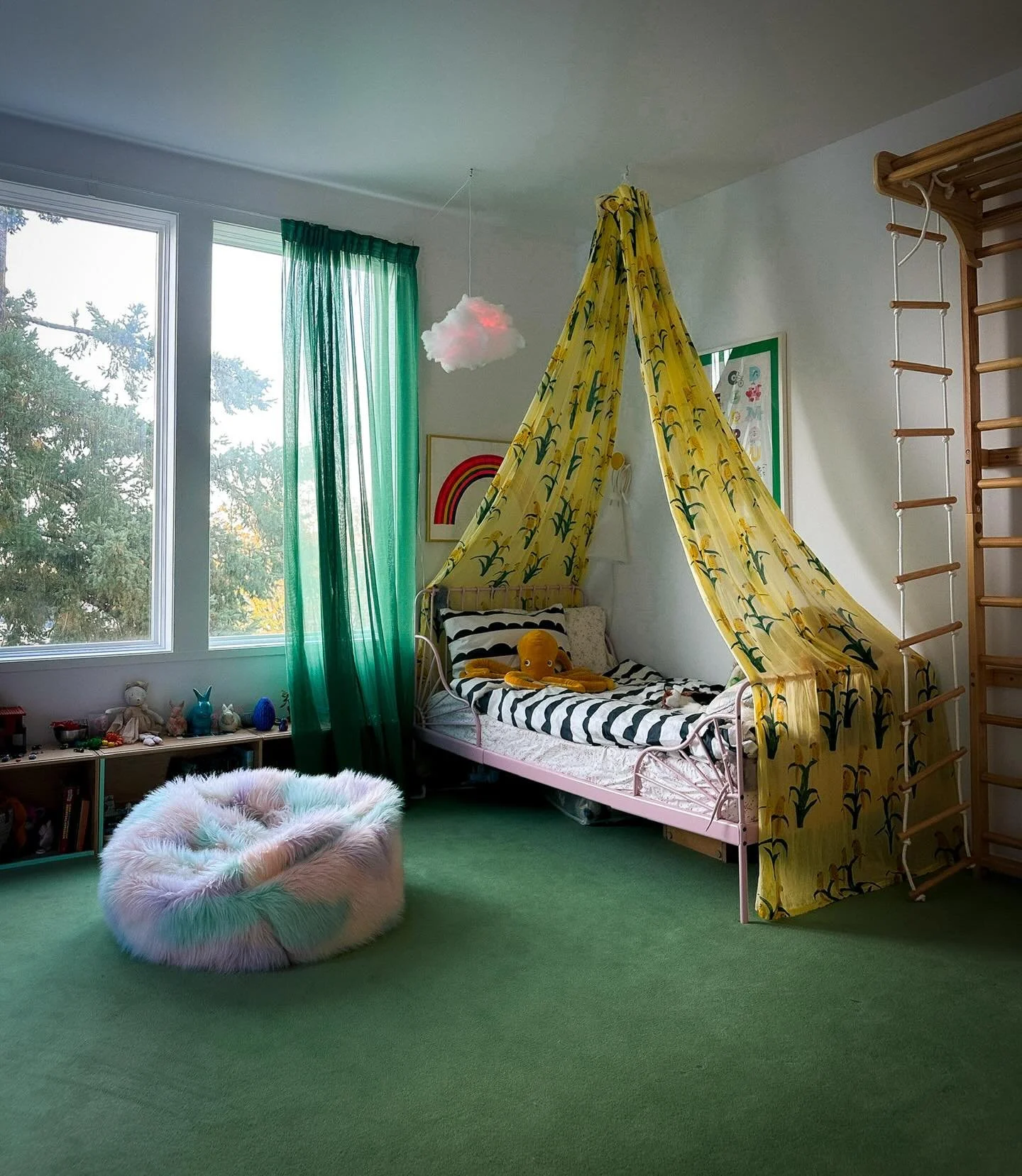 AFTER / BEFORE of kids&rsquo; spaces in the 1985 Modern - colorful and cozy:
-wool @radicicarpet in Apple green, 🦜 print @mini_rodini curtains as bed canopy and @hmhome emerald sheer window treatments add the color

📷 @ninasofia