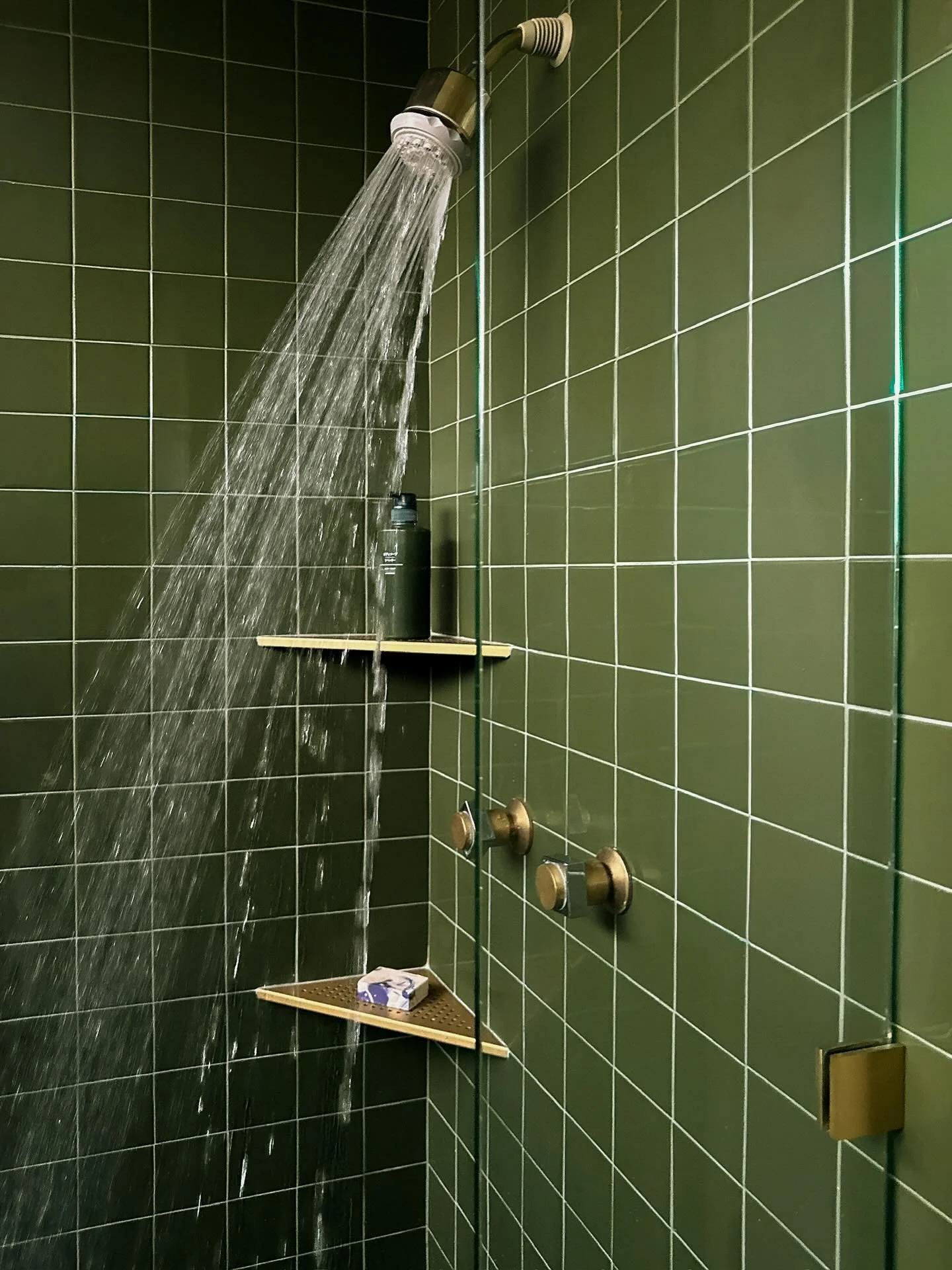 AFTER / BEFORE
The second primary bathroom in the 1985 Modern had purple carpet and mauve walls with a tiny, fiberglass box shower but an amazing original #RossoLevanto marble countertop and beautiful solid brass fixtures.

Using the marble as inspir