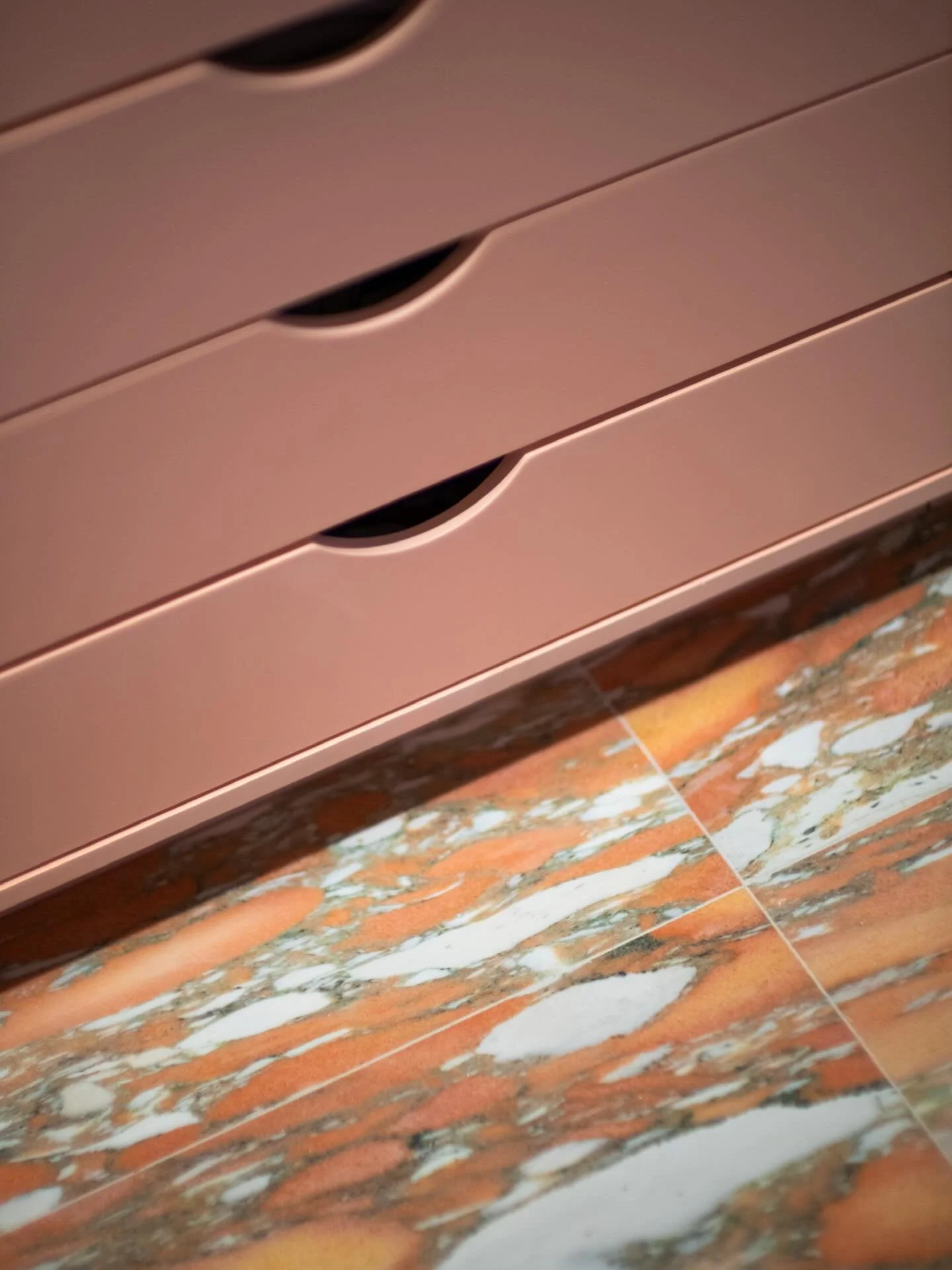 AFTER: Norwegian Rose marble from @tilebar replaced the original carpet in the primary closet of the 1985 Modern and the built-ins painted pink to match

🔥 📷: @nandocosta_art