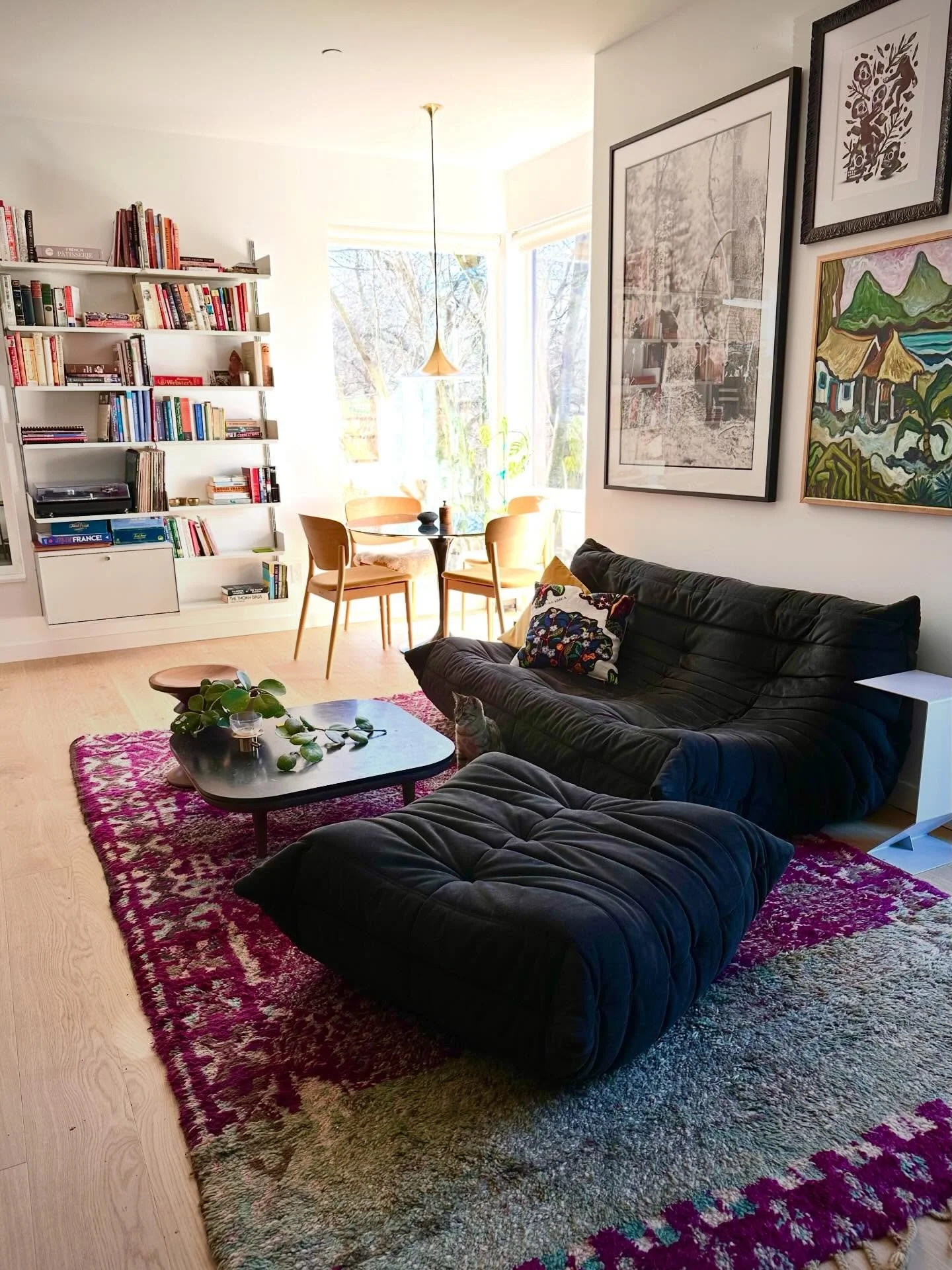 In Irvington, a simple condo became a cozy home. ☀️ 

@ligneroset Togo from @seamstofithome 
Rug from @katandmaouche 
@vitsoe wall shelving
@morosofficial side table from @hive_modern