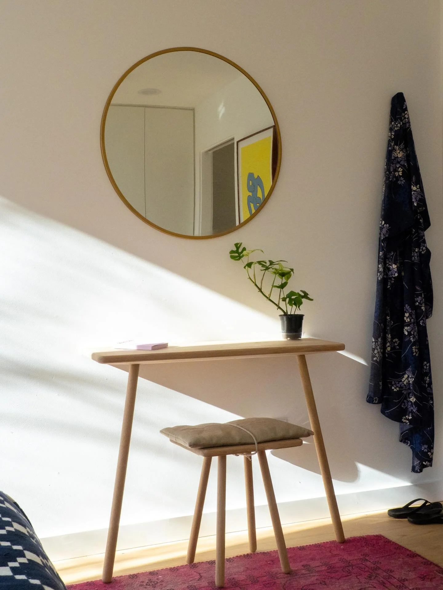 Irvington Condo nearly there and already very loved &hearts;️ 

Georg console table and stool from @fritzhansen 

@artekglobal stool by #alvaraalto with @maharamstudio fabric from @design.havn and @stringfurniture shelves

@vitsoe 606 system in the l