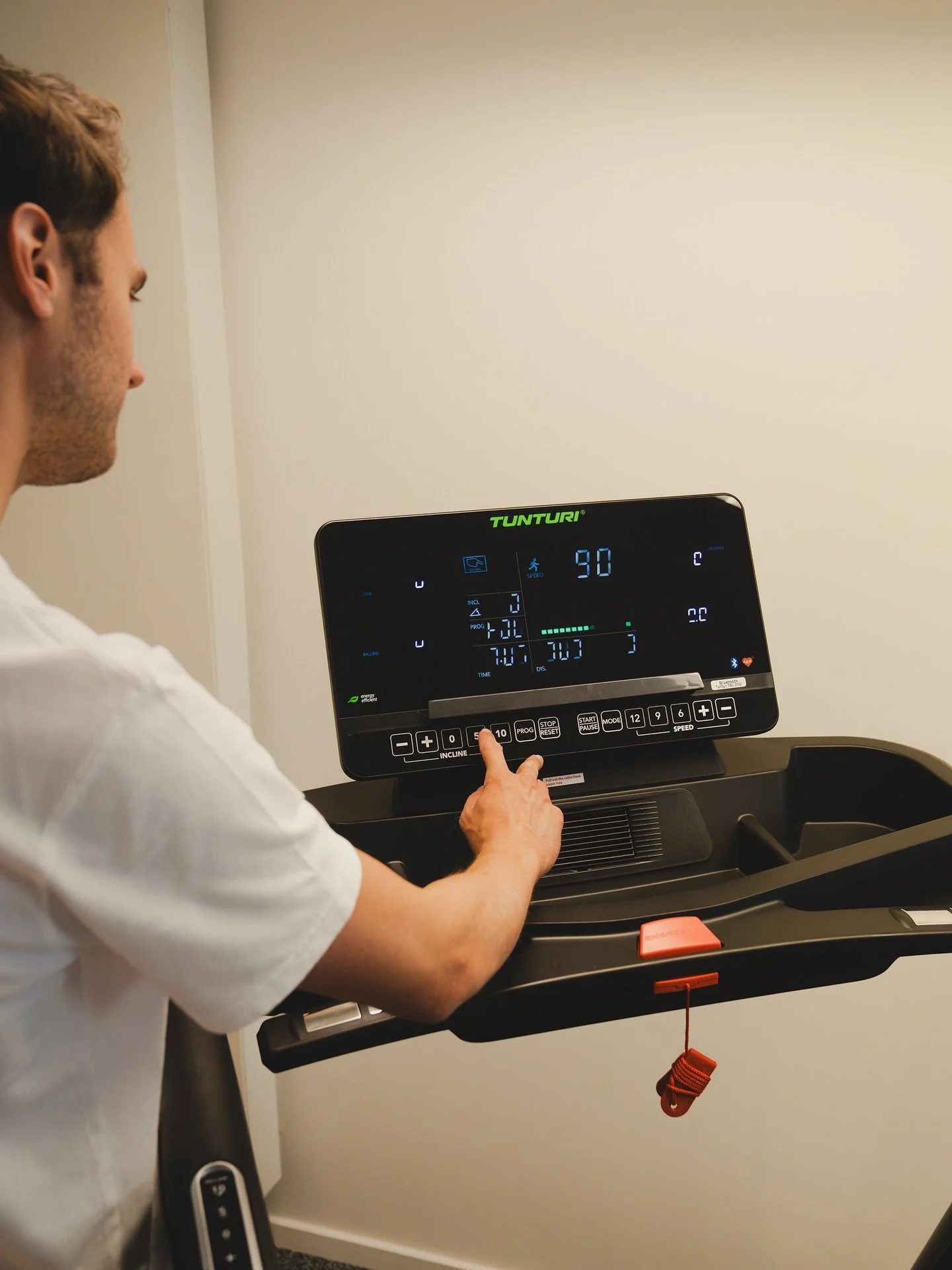 Loop je rond met een loopblessure? Of wil je sterker, slimmer en blessurevrij blijven lopen?

Dan kan je bij ons terecht bij Bjorn 👋 Niet alleen kinesitherapeut, maar ook fervent (trail)loper die zelf weet wat lopen met je lichaam doet &mdash; op de