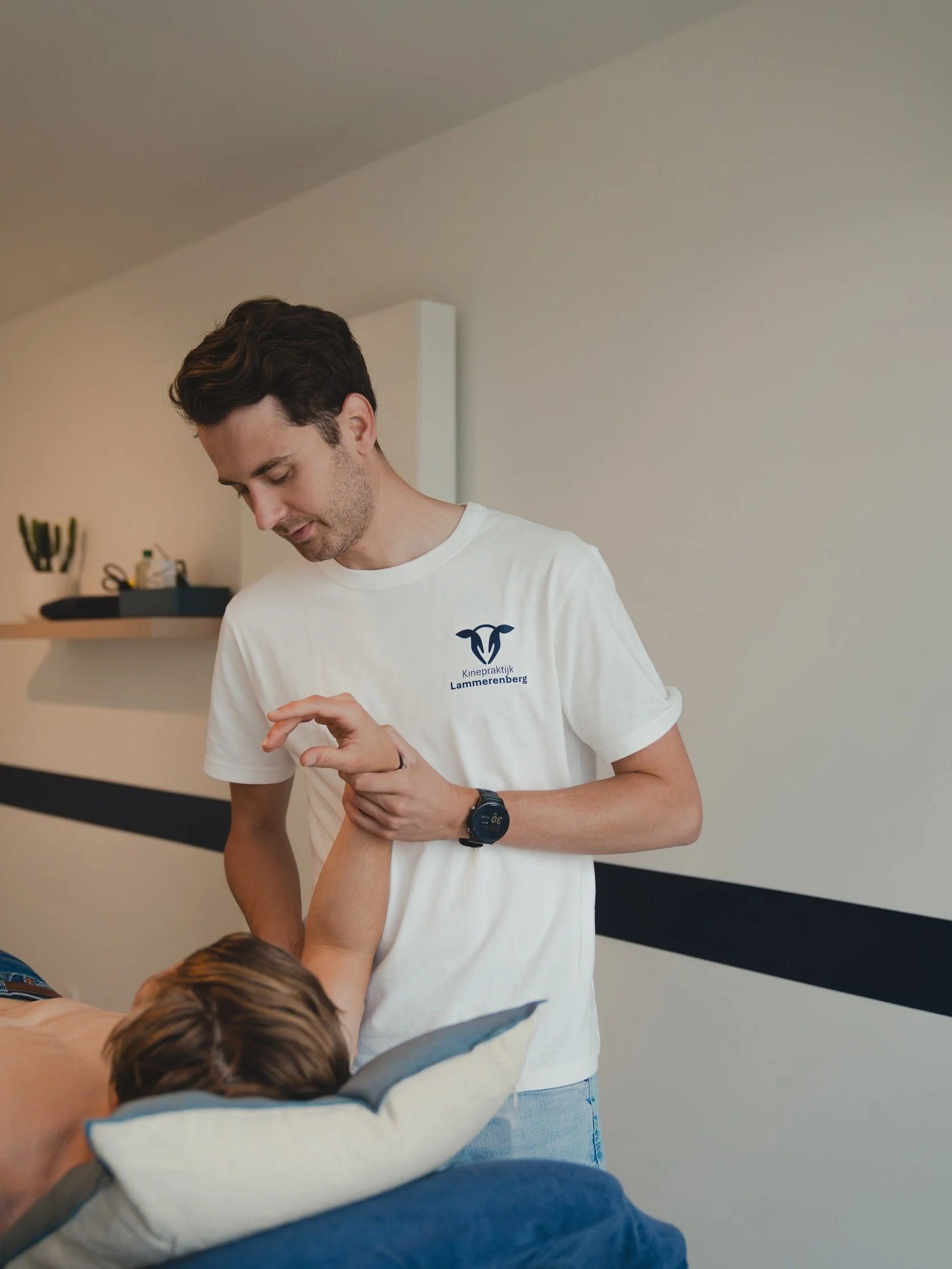 Manuele therapie helpt bij vele processen, waaronder het verminderen van pijn en het verbeteren van bewegingsvrijheid 🙌

Bij Kinepraktijk Lammerenberg combineren we dit steeds met oefentherapie en duidelijke uitleg &mdash; onze 3 pijlers voor een du