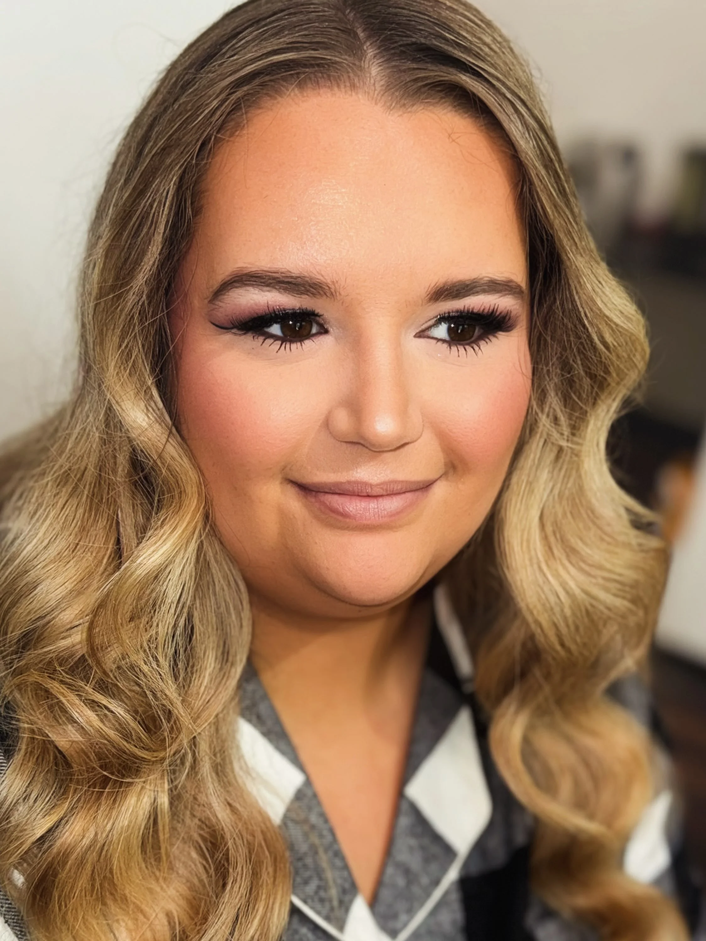 A little more glam never hurt anybody 💄✨

Soft mauve shimmer, smoked out liner, fluffy lashes &amp; glowy skin 🤌🏼 I loveee when my brides want to turn it up a little 🖤