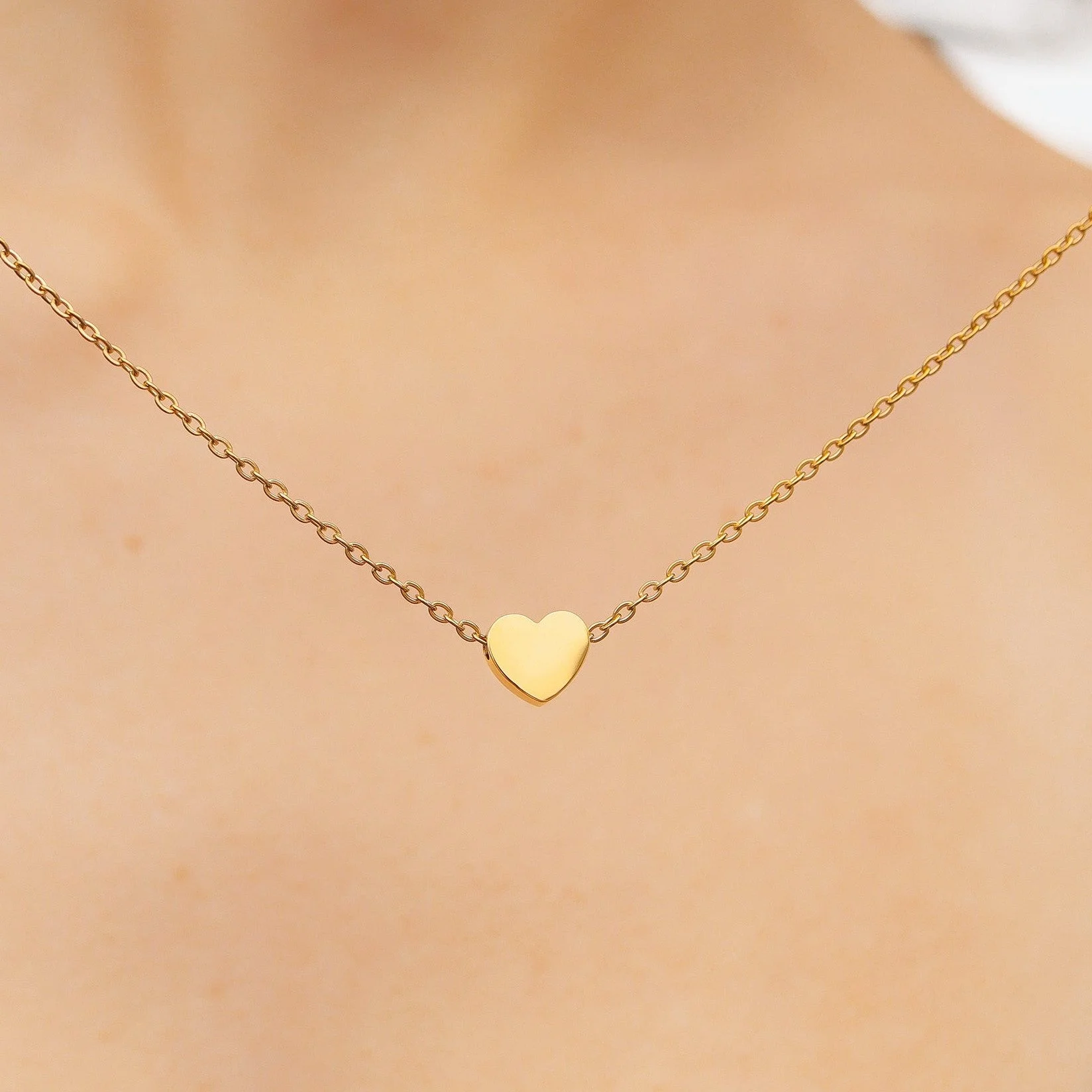 gold-mini-heart-necklace-02.jpg