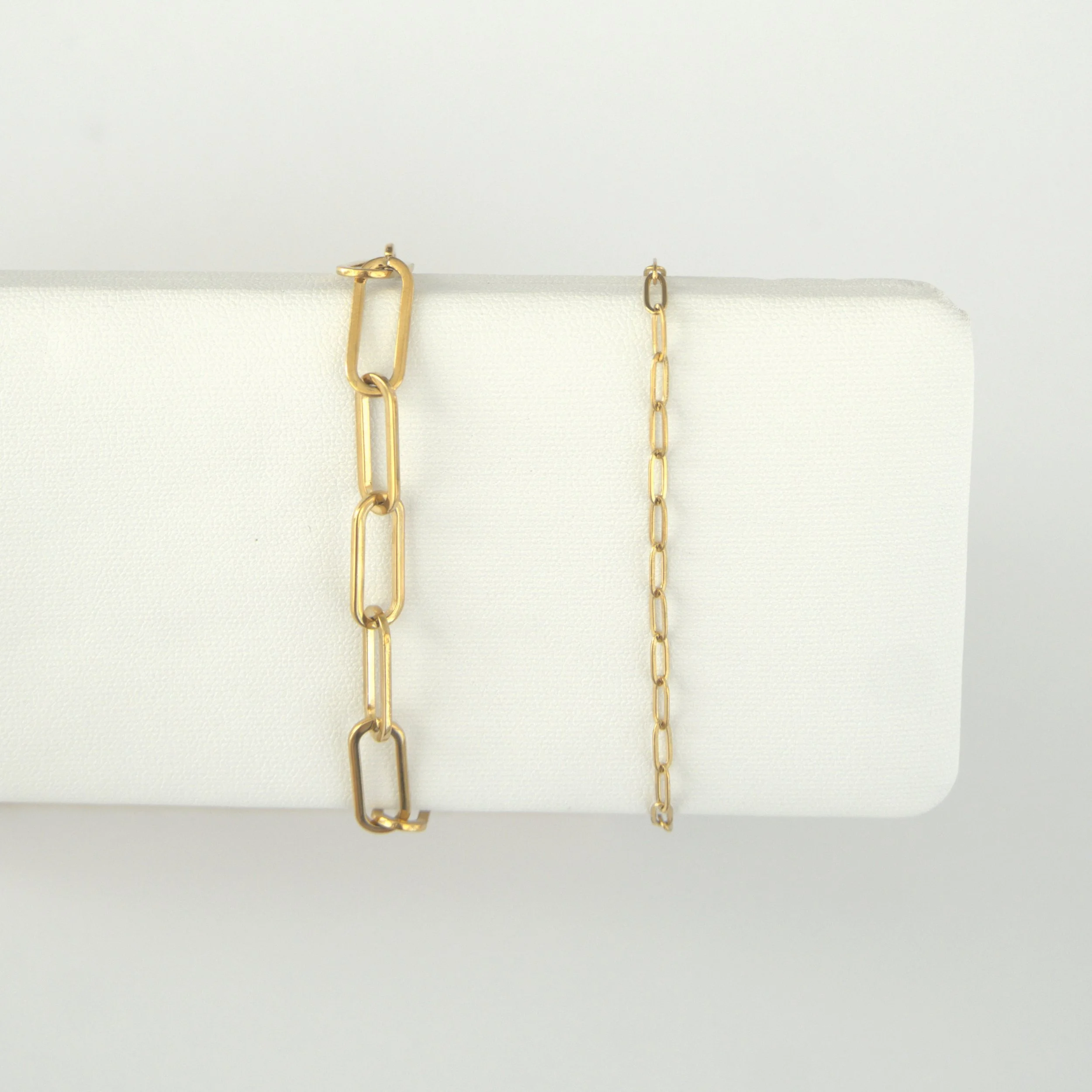 gold-2mm-dainty-paperclip-chain-bracelet-03.jpg