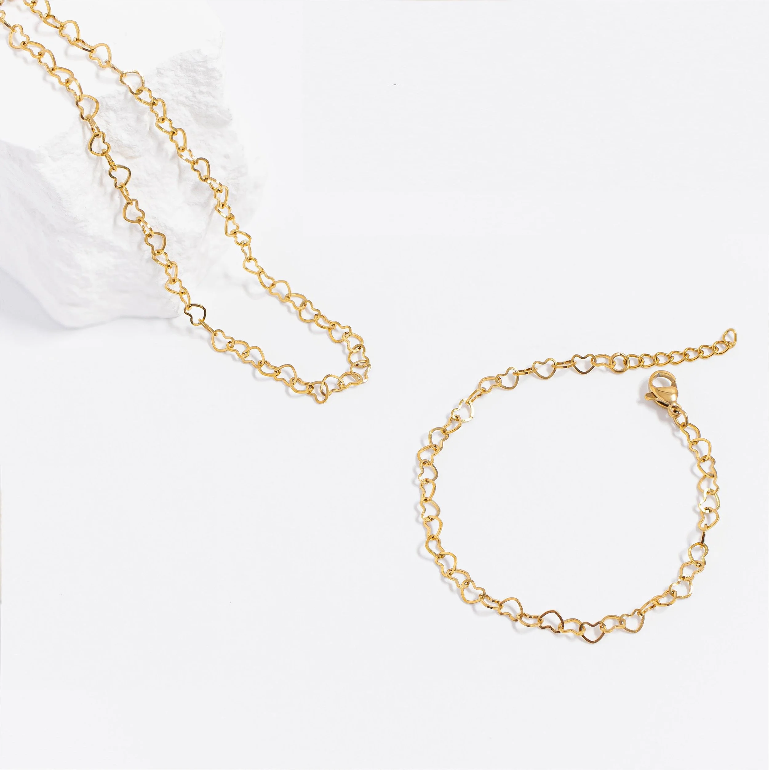 gold-interlocked-hearts-chain-bracelet-02.jpg