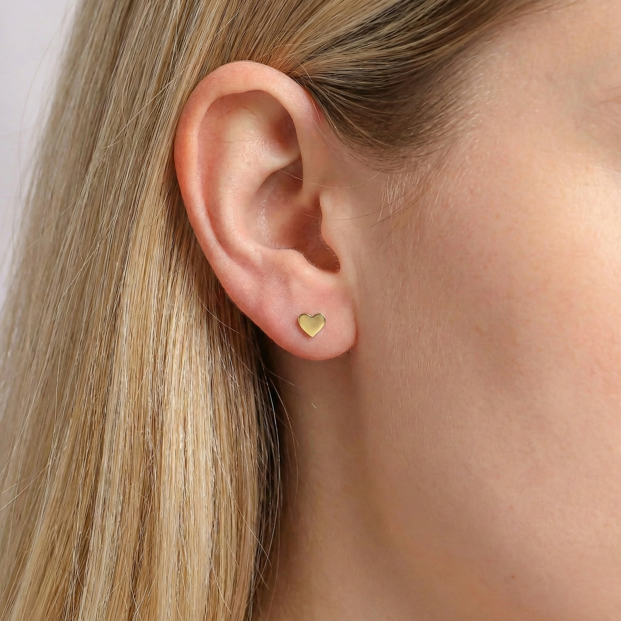 gold-tiny-heart-stud-earrings-02.png