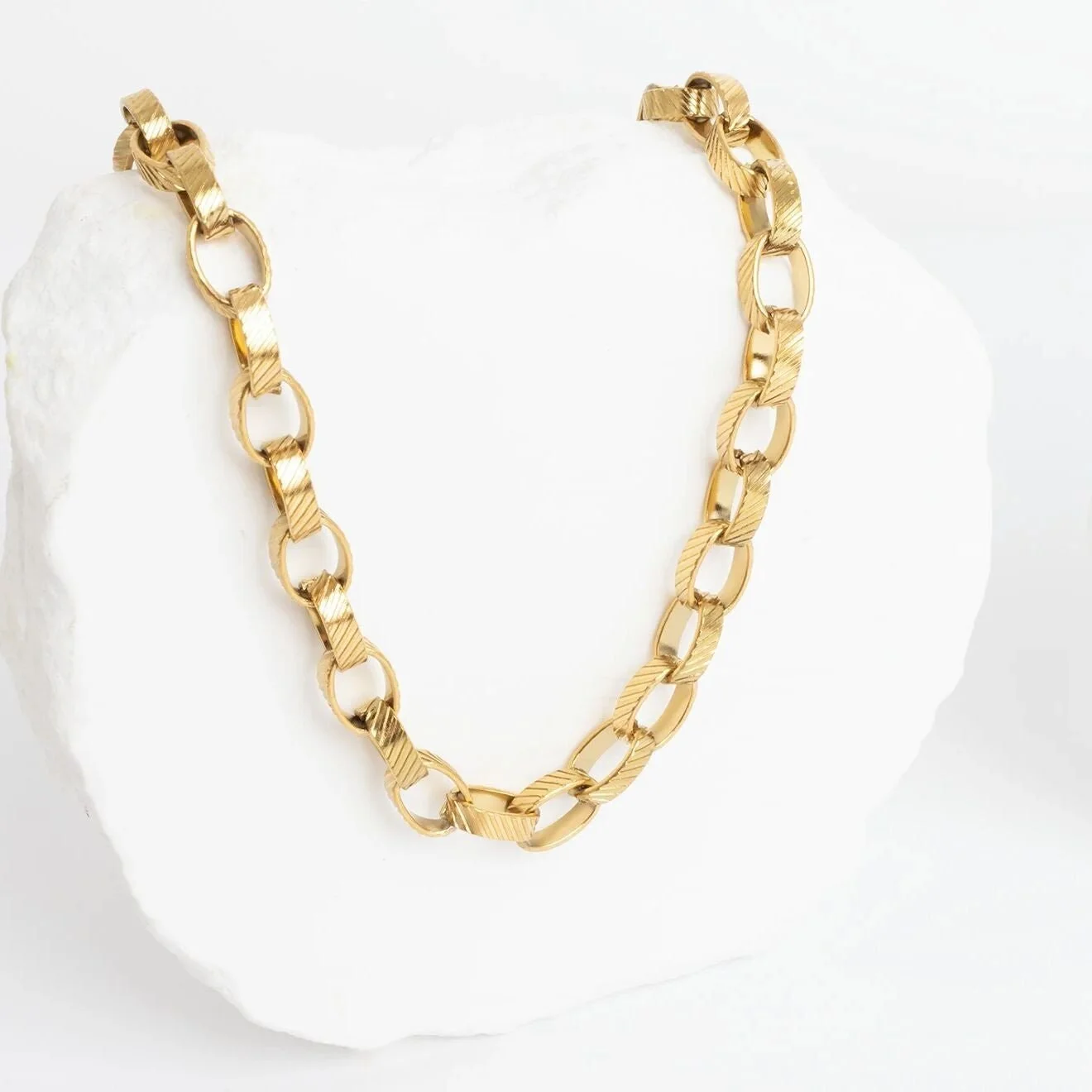 gold-chunky-oval-chain-necklace-04_.jpg