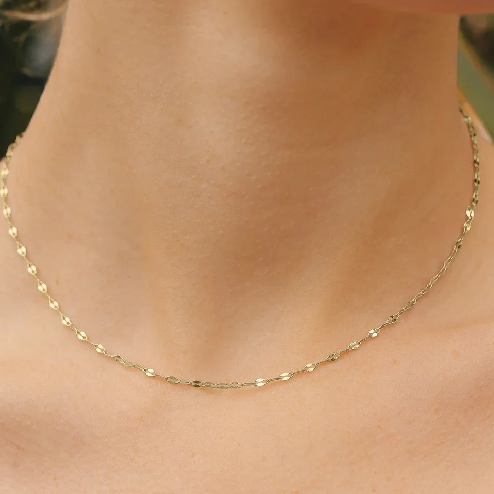 gold-lip-chain-necklace-02.webp