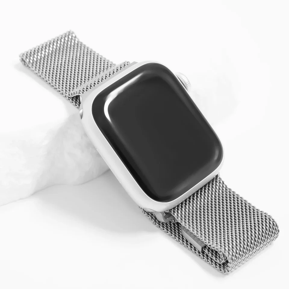 gold-wide-mesh-apple-watch-band-06.webp