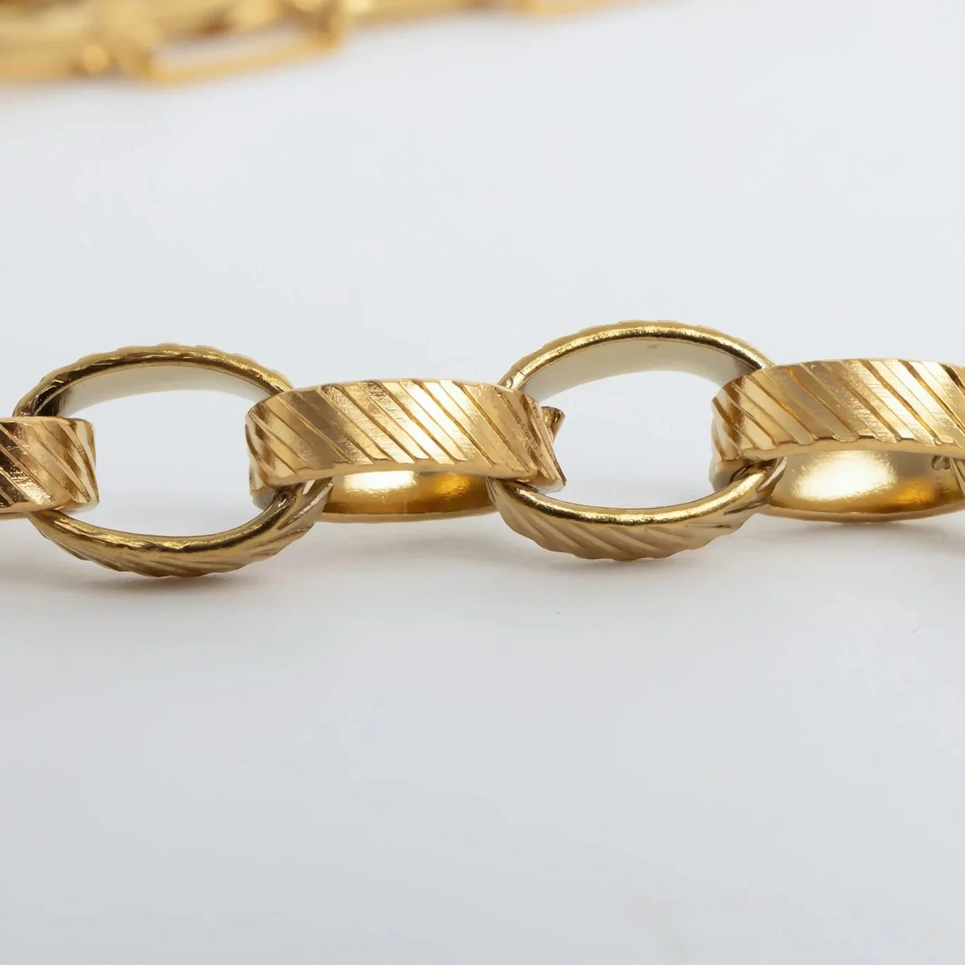 gold-chunky-oval-chain-necklace-03.jpg