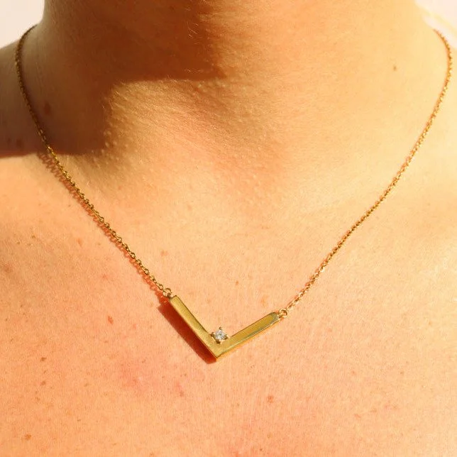 gold-v-pendant-necklace-02.jpg