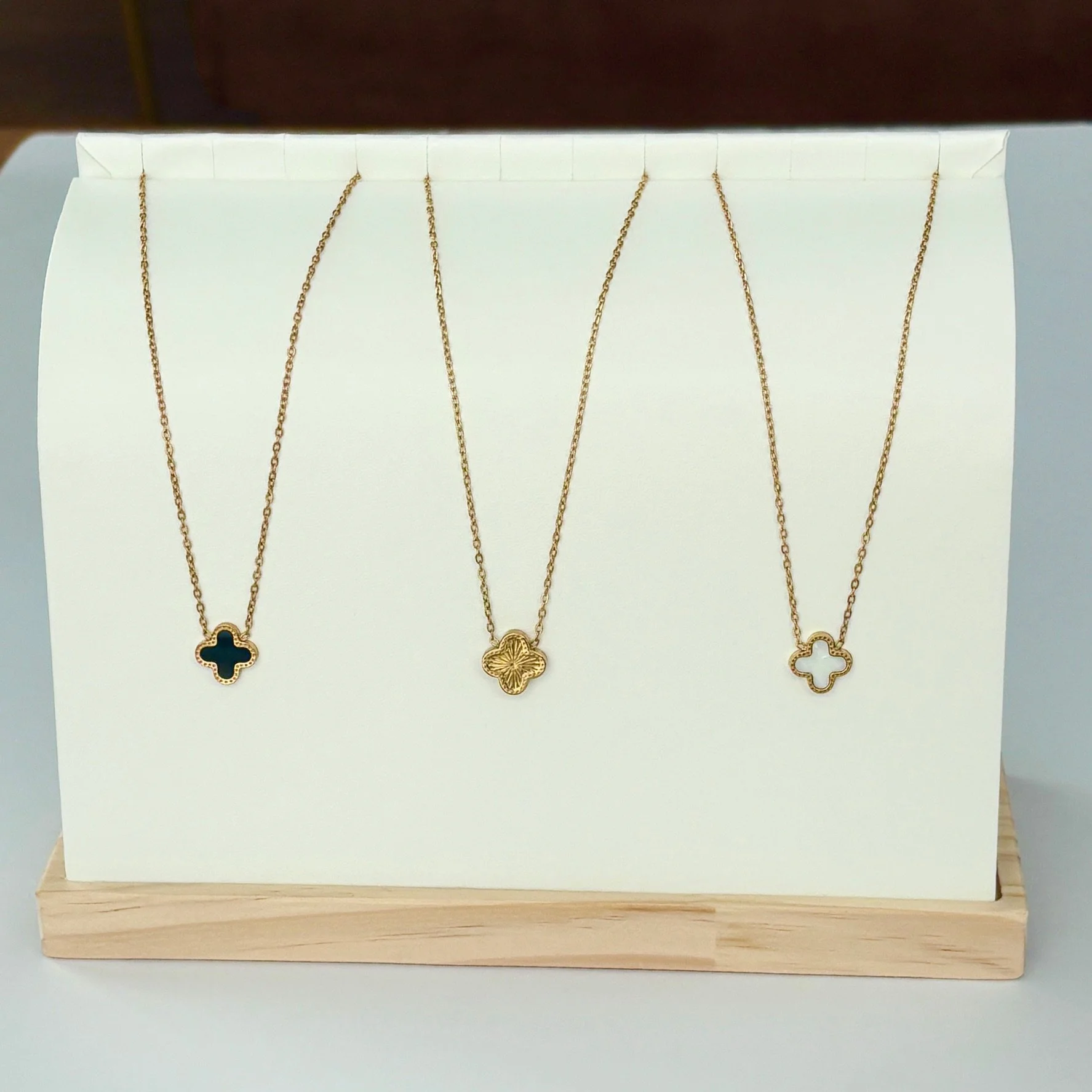 gold-clover-pendant-necklace-04.jpg