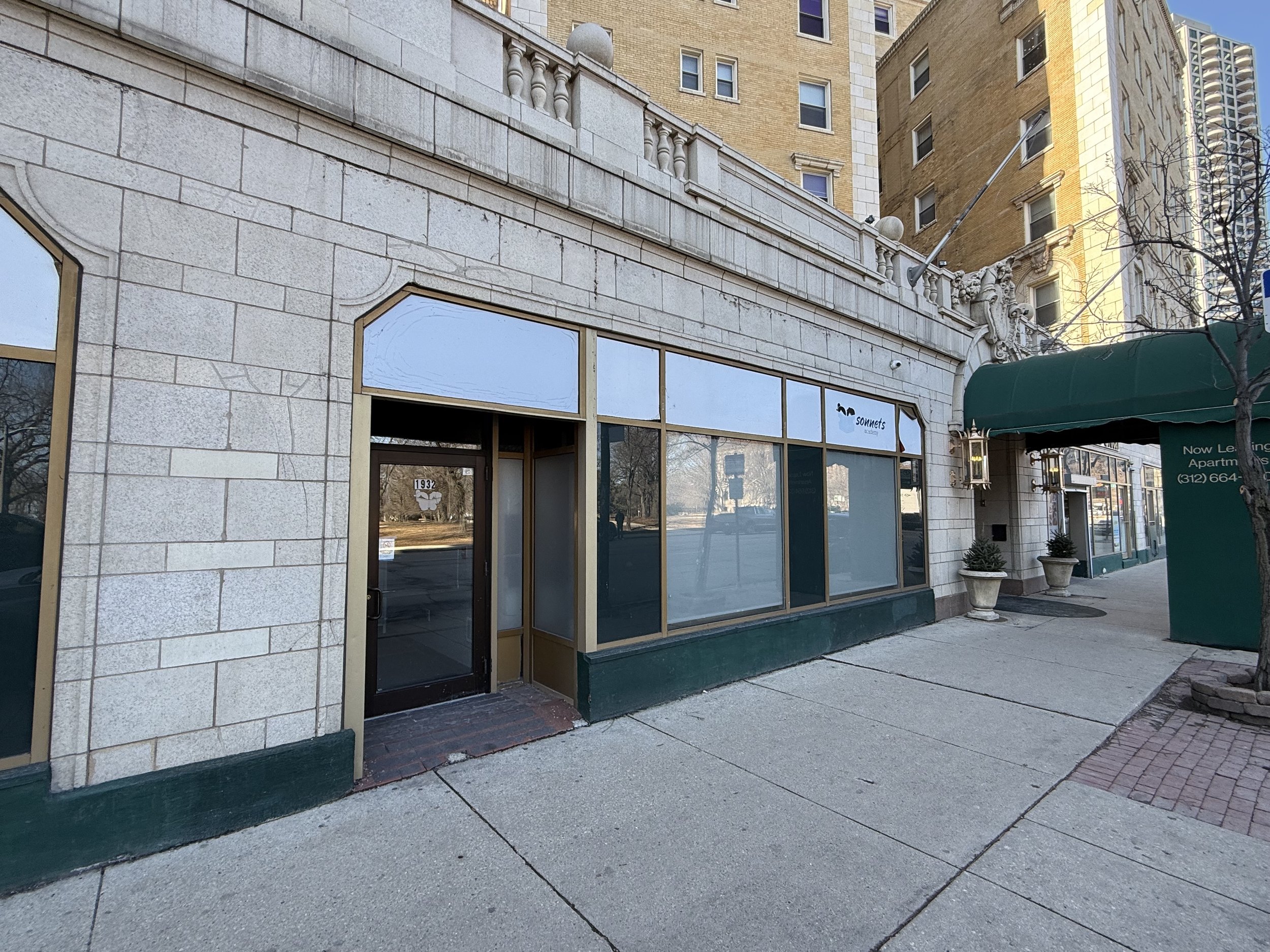 Vintage building in heart of Lincoln Park