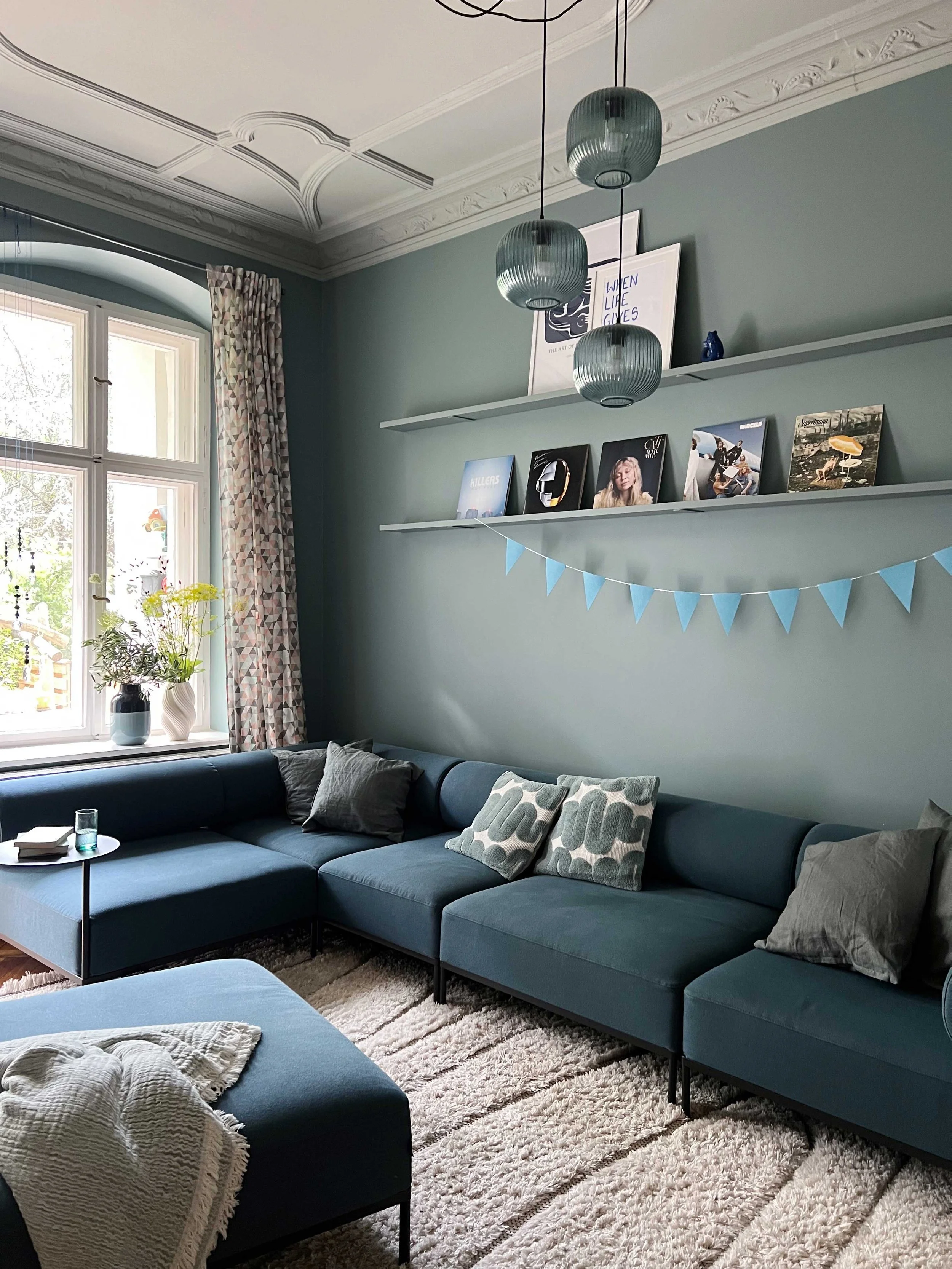 Wohnzimmer_Couch_Blau_Teppich.jpg