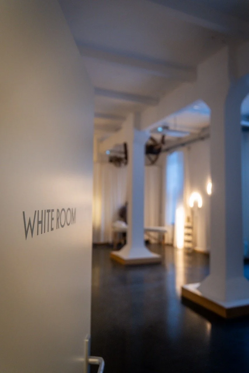 White-Room-Tür.jpeg
