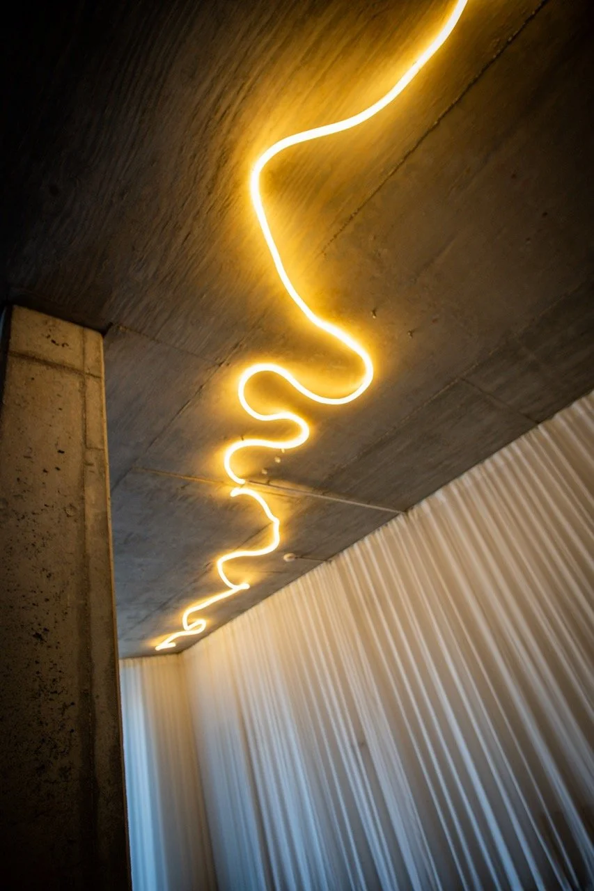 LED-strip-vorhang-beton-decke.jpeg