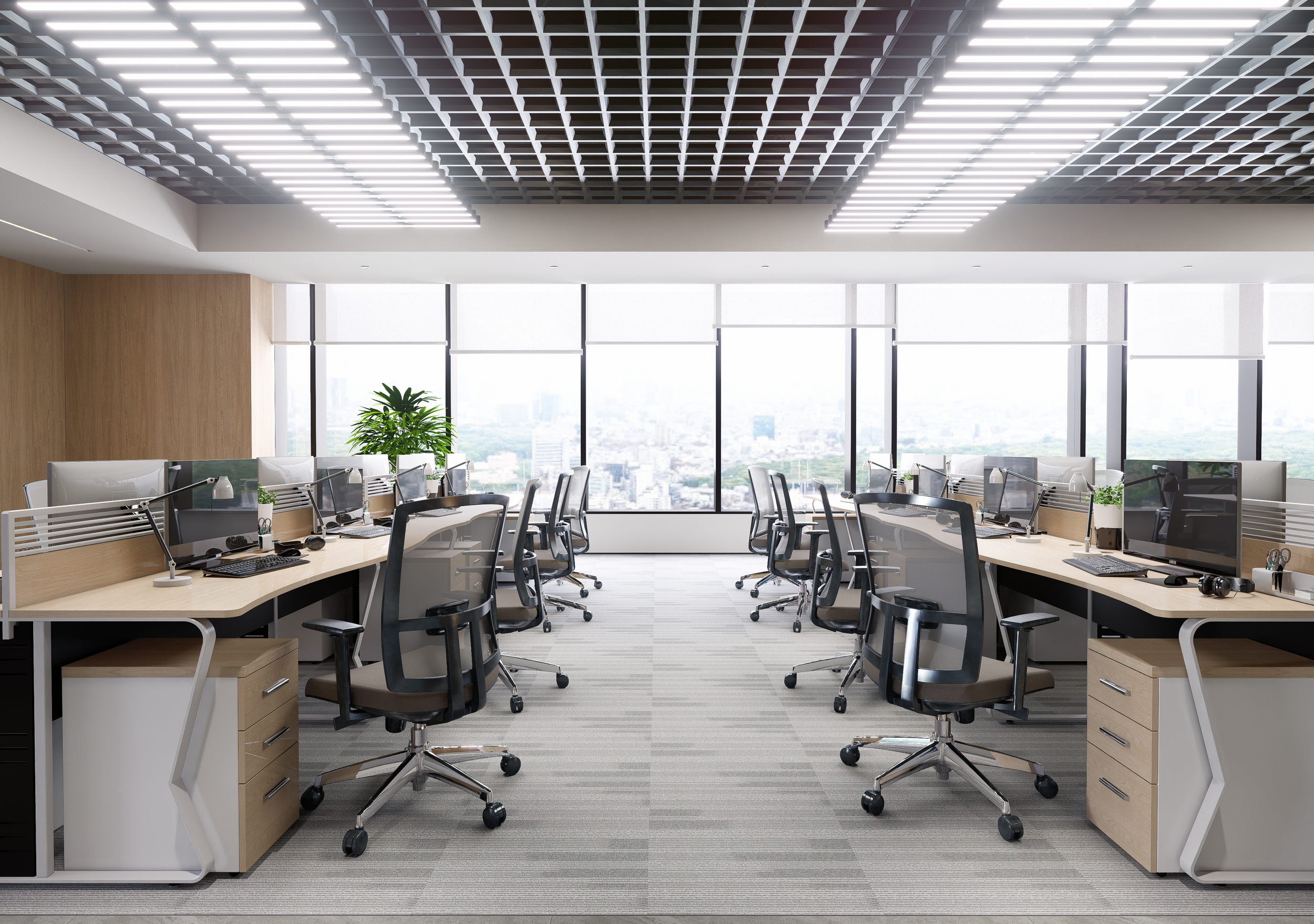 Oficina moderna con escritorios en línea, sillas ergonómicas, computadoras, lámparas de escritorio, plantas y vista panorámica de la ciudad a través de grandes ventanales.