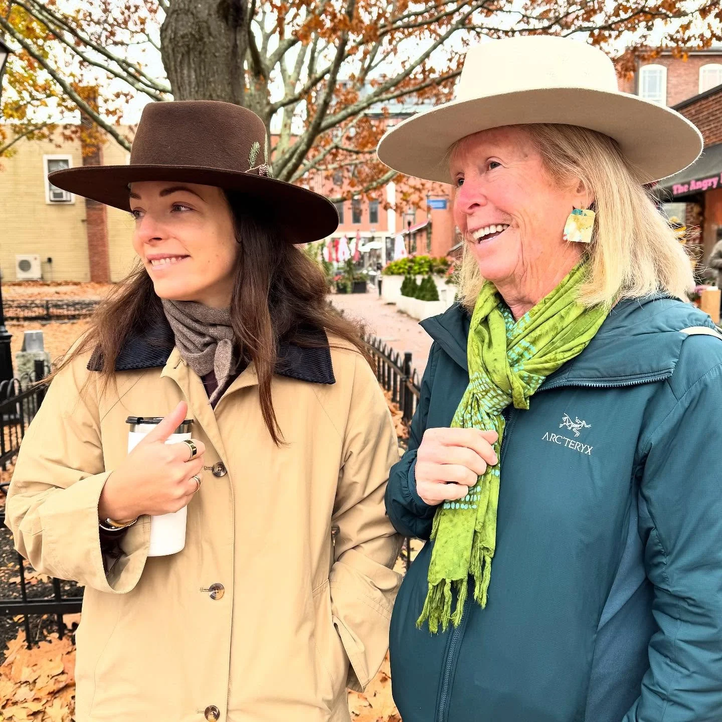 Thank you @funwaytrekkers for this great shot of me and @maureen.farren in our hats!! 🤎🍂🍁👒