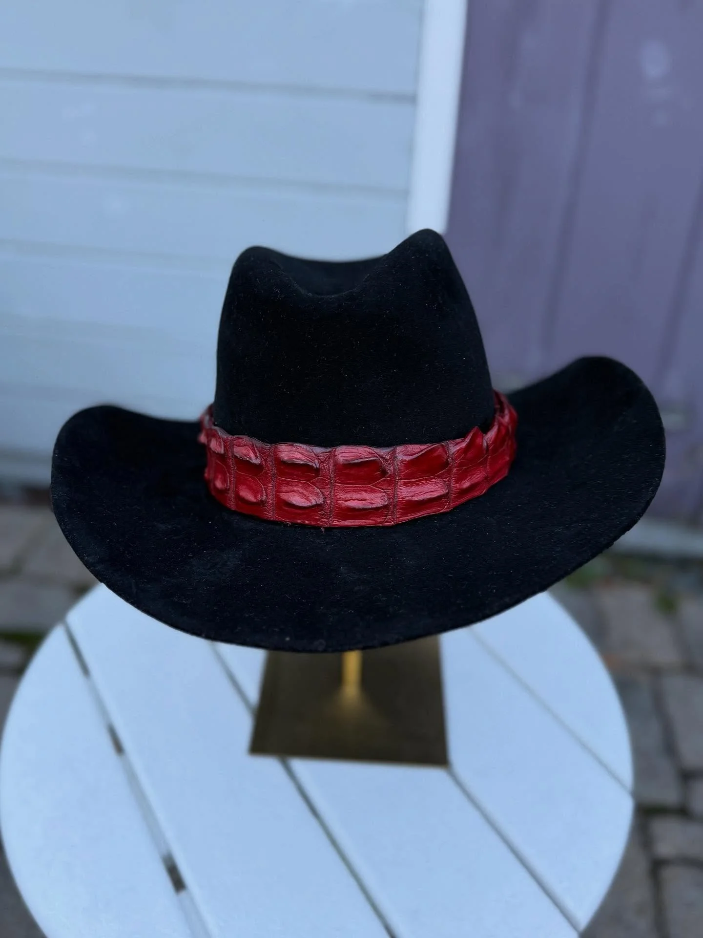 Red Crocodile &diams;️🐊 My first official men&rsquo;s hat!  100% Nutria fur felt in a heavy western weight with a custom made crocodile band 💥