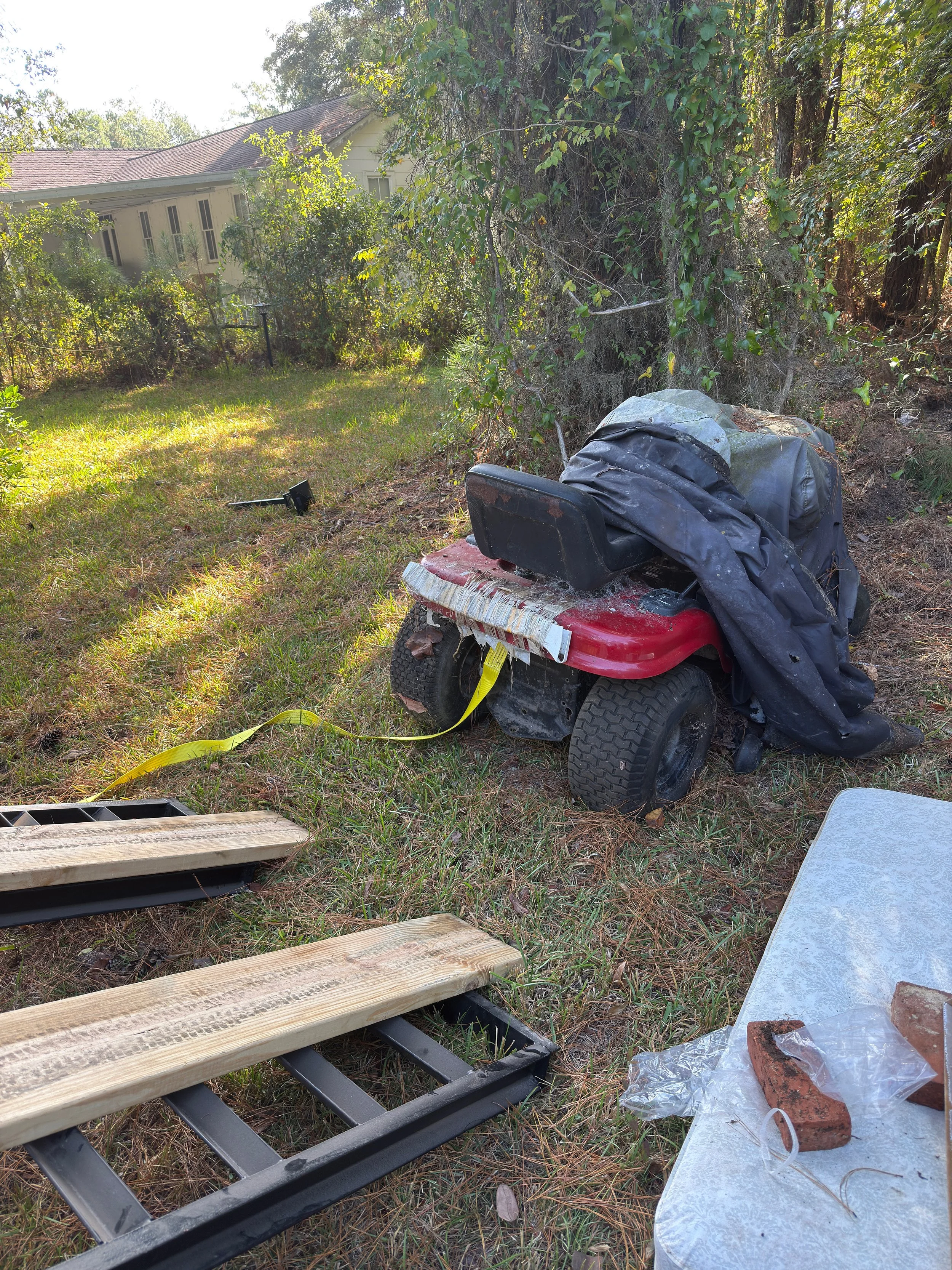 This yard cleanup is a great example of how quickly we can transform an outdoor space. The property had scattered limbs and debris along with an old, non working lawnmower that needed to be removed. Our team came in, cleared all the yard waste, haule