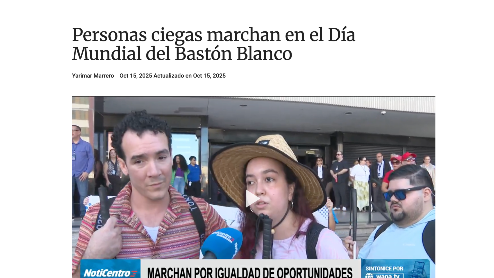 Jey habla frente a los micrófonos durante una actividad por el Día Mundial del Bastón Blanco. A su lado está Luis Jabdiel y detrás se observan varias personas a la entrada del edificio.