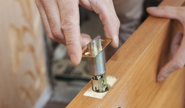 770_450_1678295678_fittingdoorhandles.png