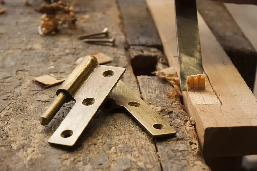 carpenter-hinge-close-up-wooden-plank-32505642.webp