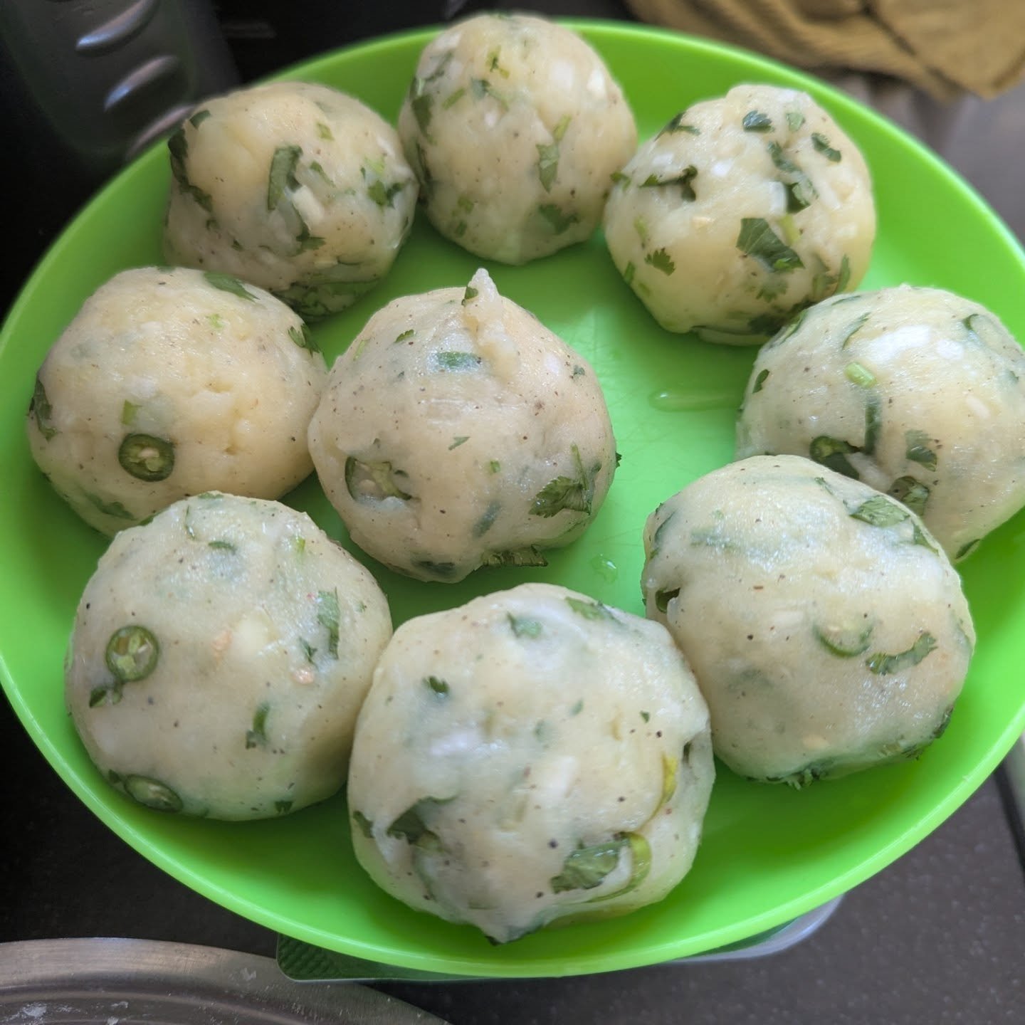 Weekend lunch with the family.
Woke up this morning wanting to eat aloo roti .
Childhood memories of mum making these for lunch and then also making a full blown dinner for us and cousins. She made it look so easy!!!!
Dinner will be left overs , I'm