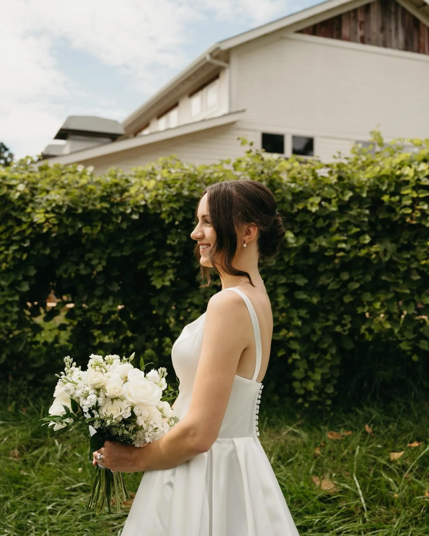 POV: It rains during the ceremony&hellip; and the hair still doesn&rsquo;t move 😌🌧️✨
Such an incredible September wedding with the most amazing bride + bridal party. If this was my wrap up for 2025, wedding season 2026 is about to be GOOD 💐☀️

Pho