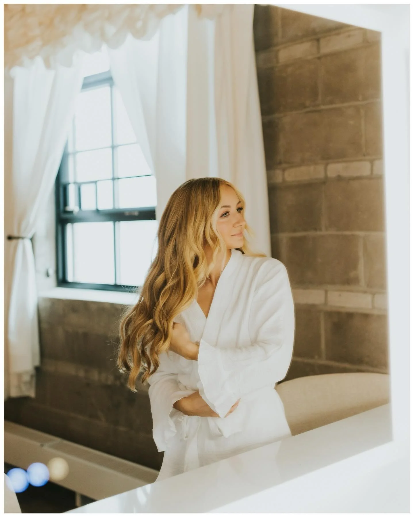 ✨This beautiful honey blonde bride and her gorgeous mom made this February wedding bright and beautiful. Getting to not only style their wedding hair but also be the one who creates their color behind the chair makes moments like this feel extra mean